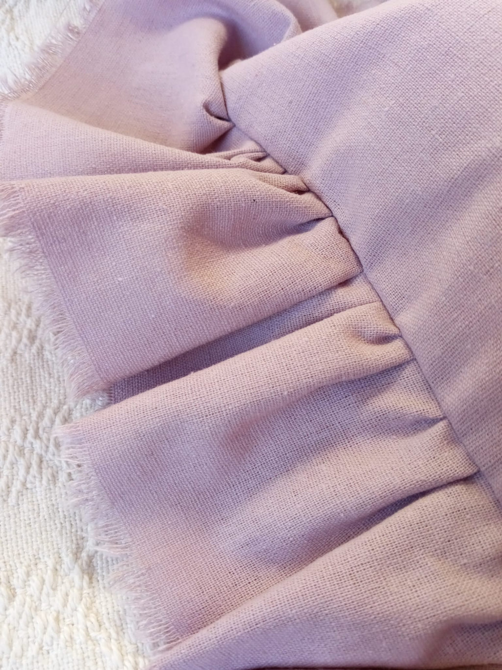 Almohadon y pie de cama lino y muselina fucsia marfil Rugiada