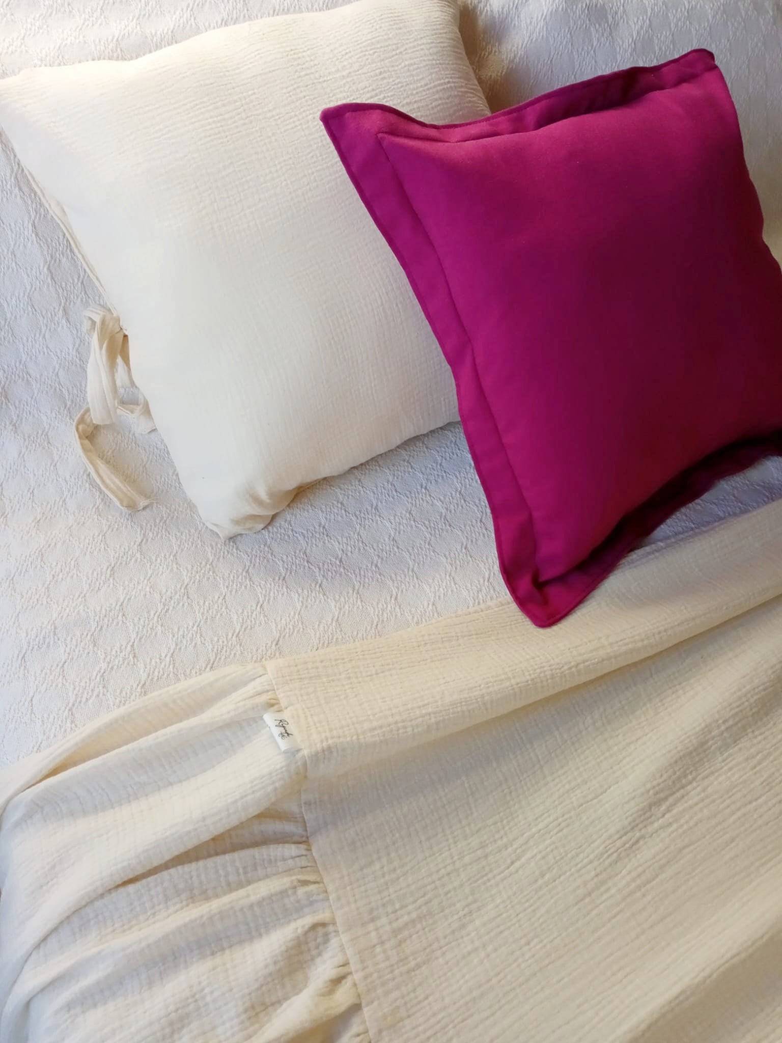 Almohadon y pie de cama lino y muselina fucsia marfil Rugiada