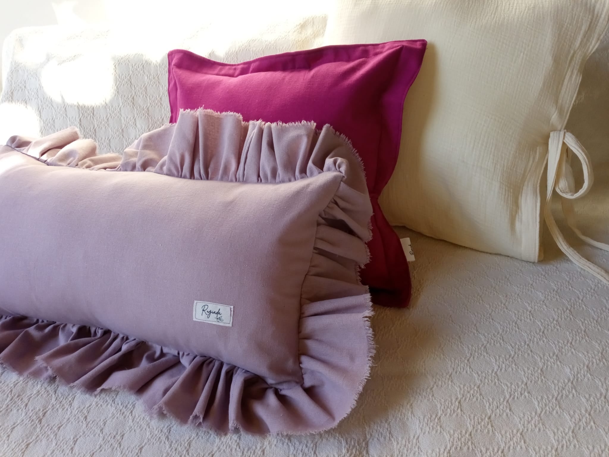 Almohadon y pie de cama lino y muselina fucsia marfil Rugiada