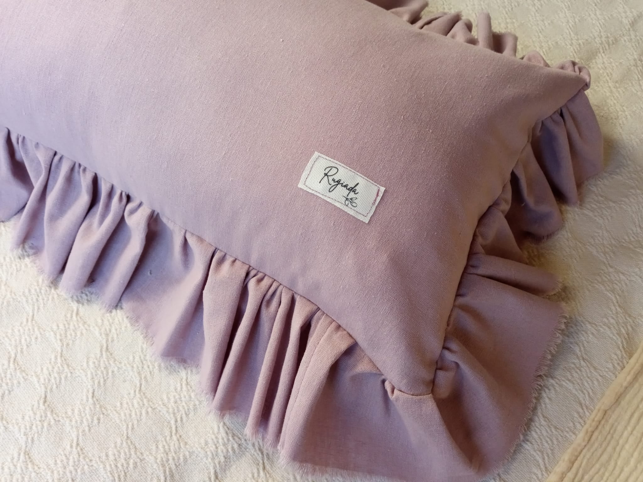Almohadon y pie de cama lino y muselina fucsia marfil Rugiada