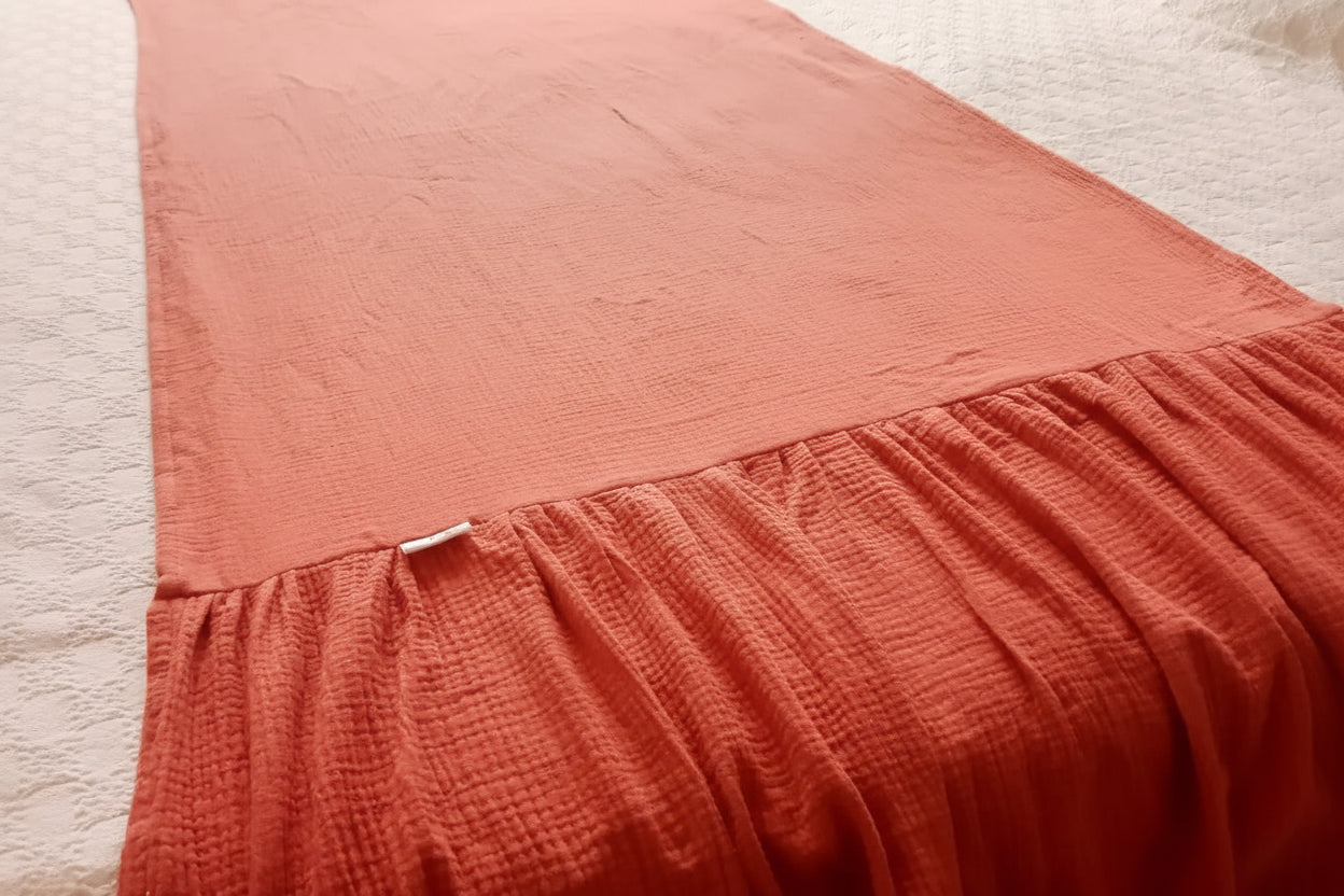 pie de cama manta volados color ladrillo terracota naranja muselina dormitorio sofa