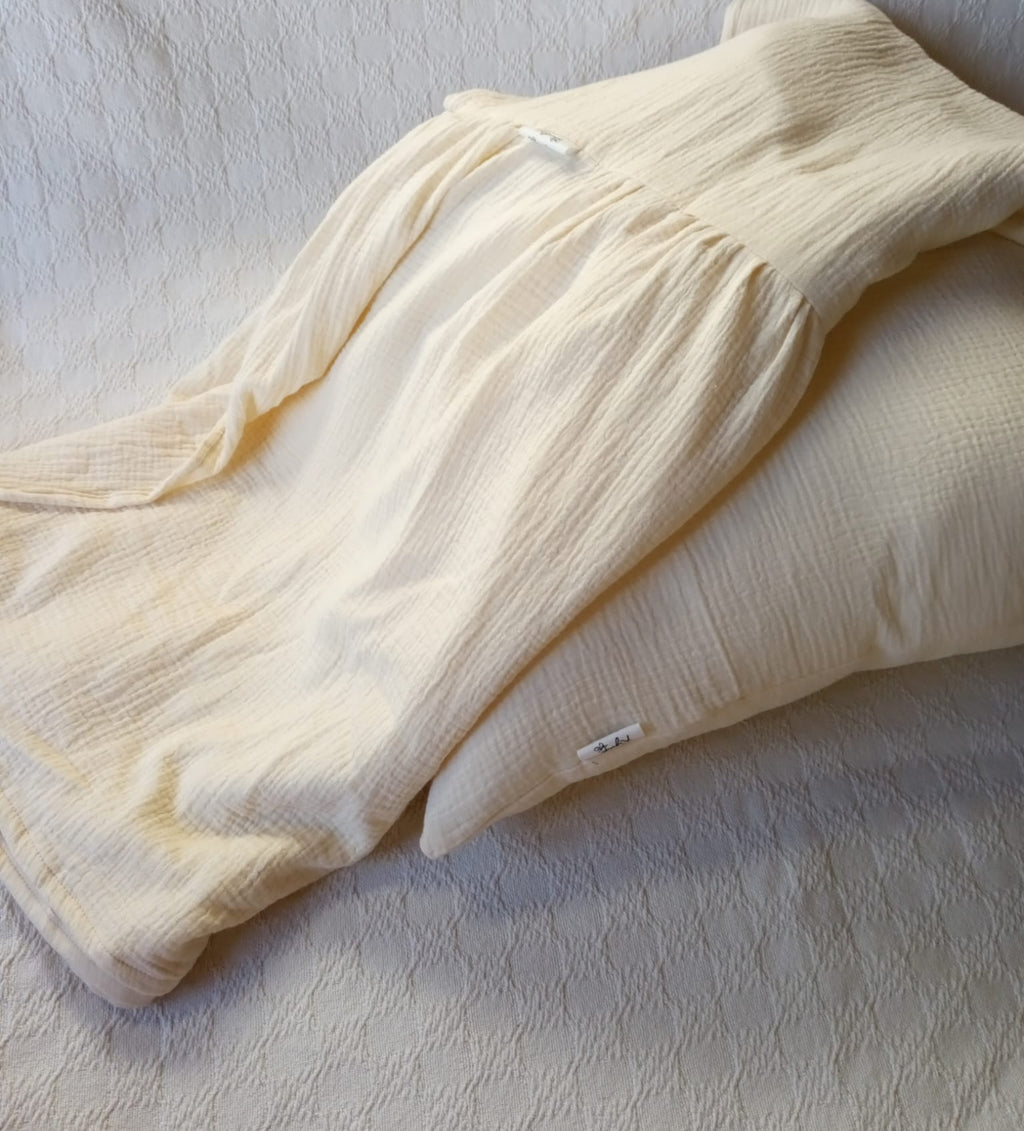Almohadon y pie de cama lino y muselina fucsia marfil Rugiada