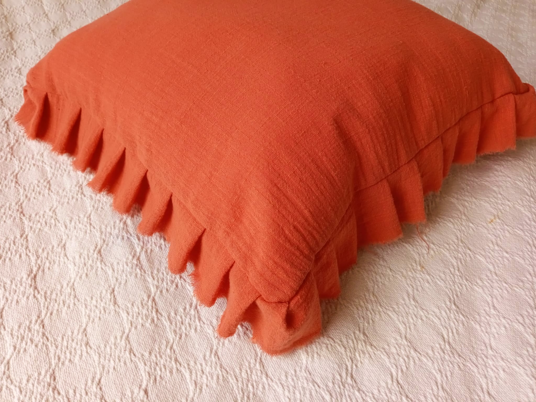 Funda de Almohadón color Ladrillo. Con Volados 40 x 40 cm Rugiada