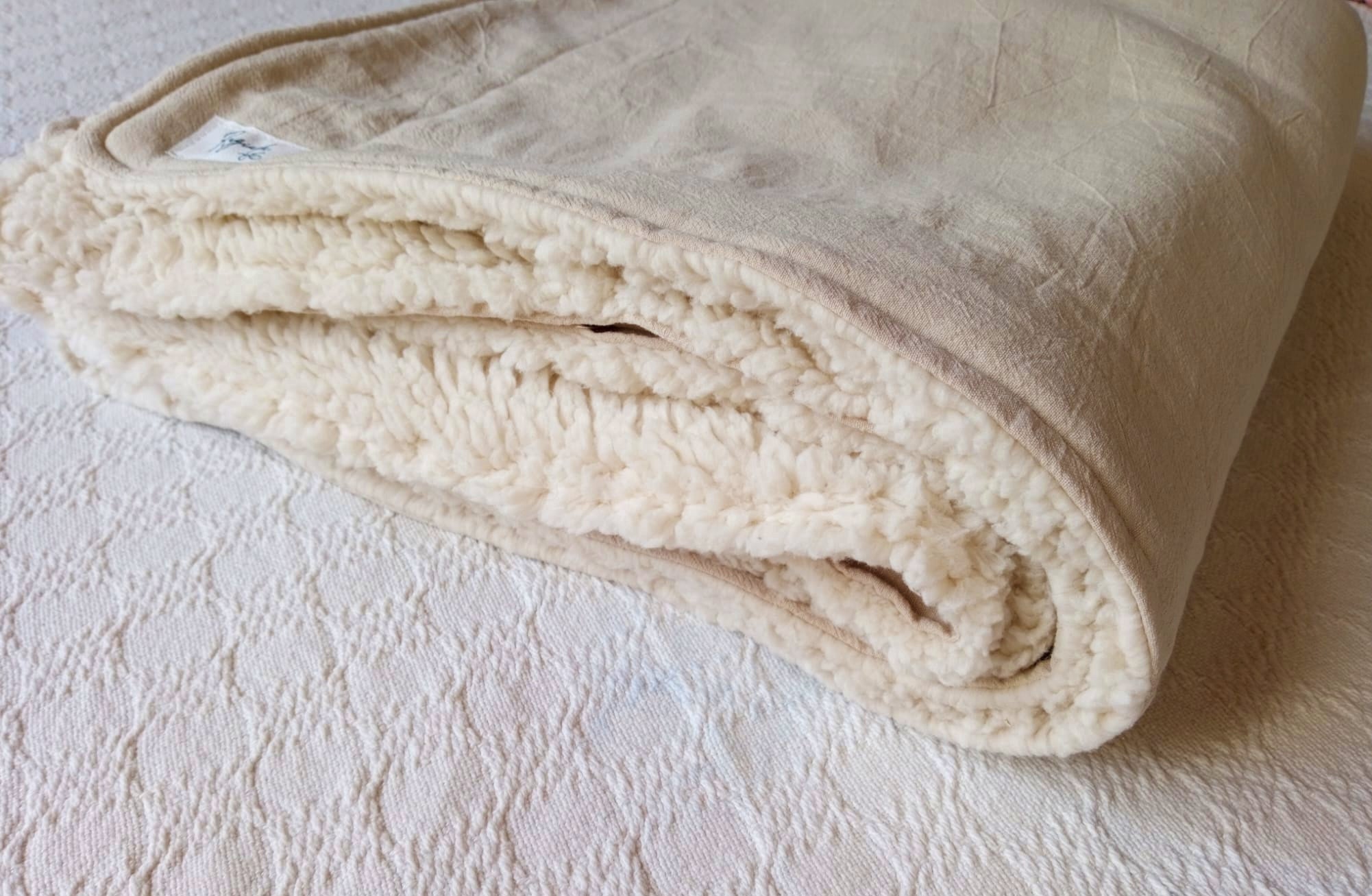 pie de cama throw manta de sherpa y tusor beige Rugiada