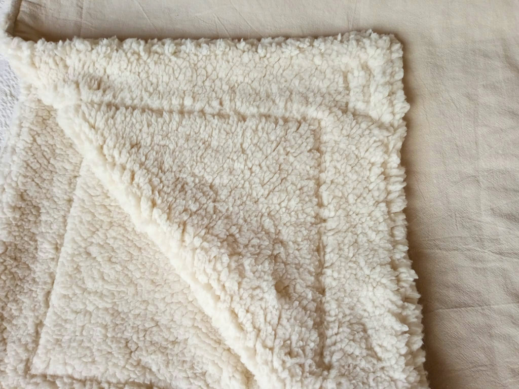 pie de cama throw manta de sherpa y tusor beige Rugiada
