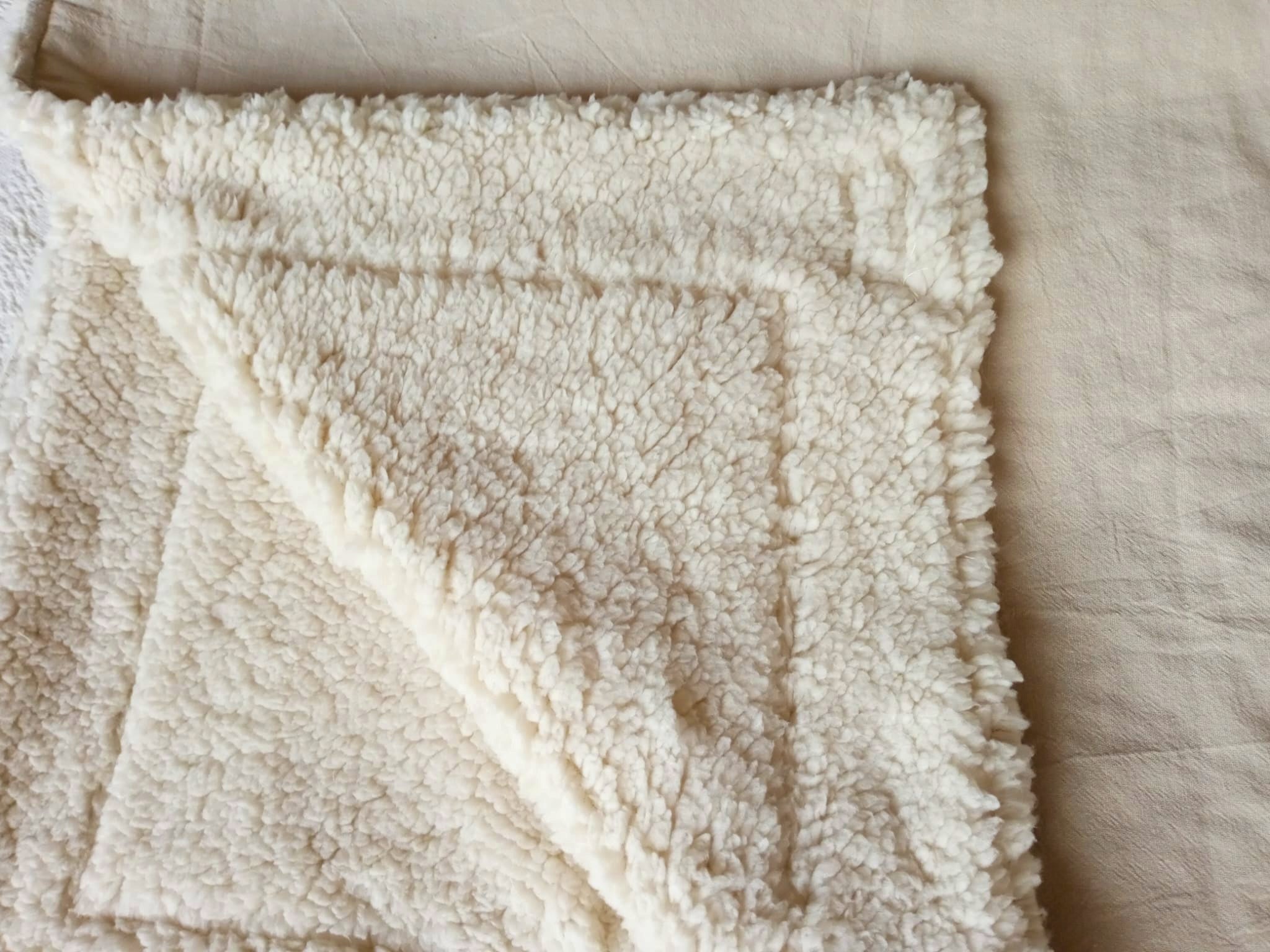 pie de cama throw manta de sherpa y tusor beige Rugiada