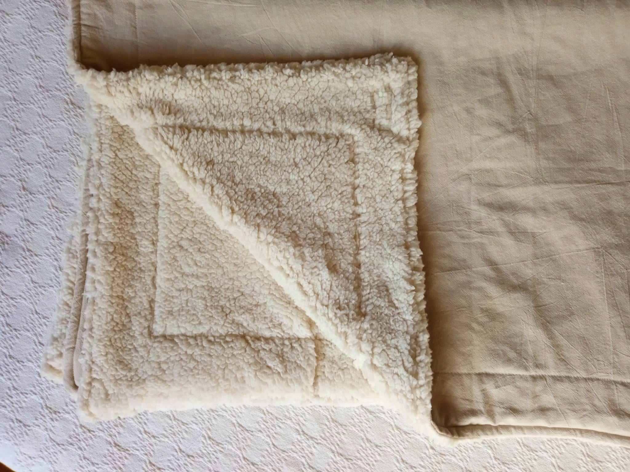 pie de cama throw manta de sherpa y tusor beige Rugiada