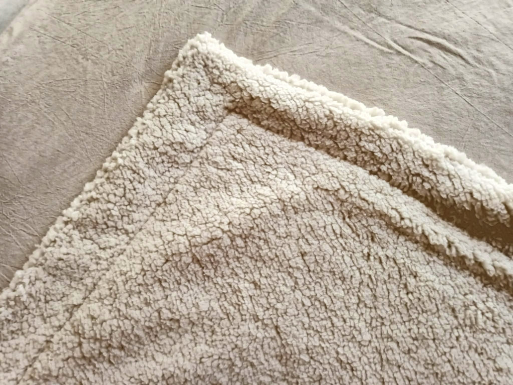 pie de cama throw manta de sherpa y tusor beige Rugiada