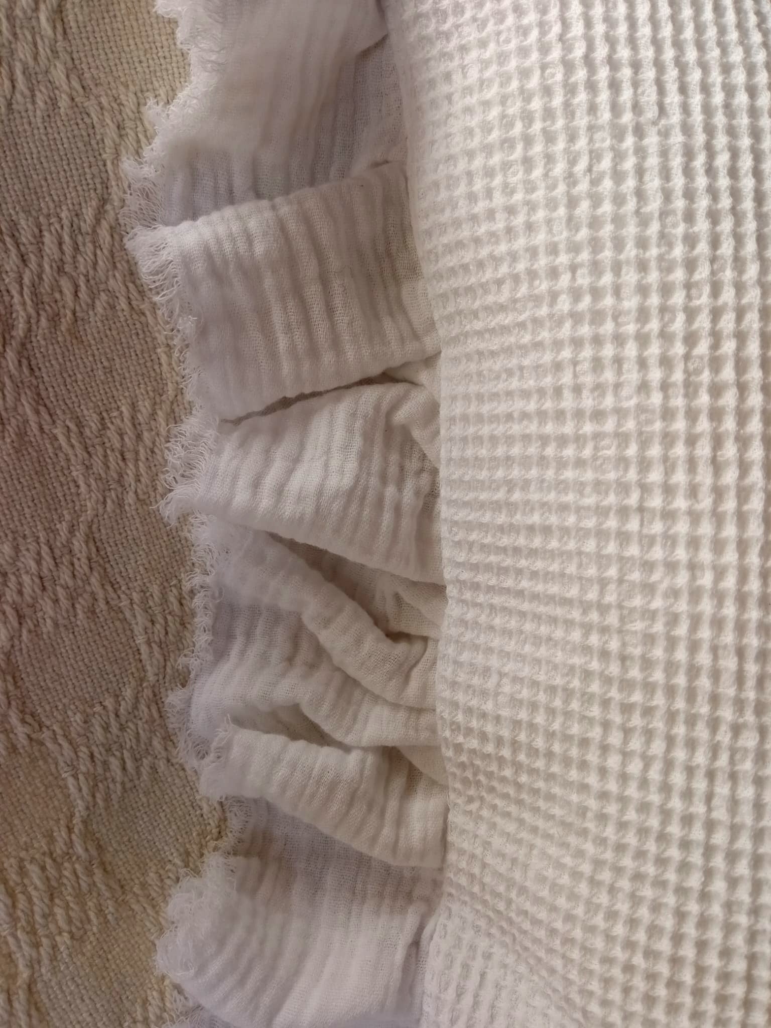 Funda de Almohadón Waffle con Volados color Blanco 40 x 40 - Con Relleno - Rugiada