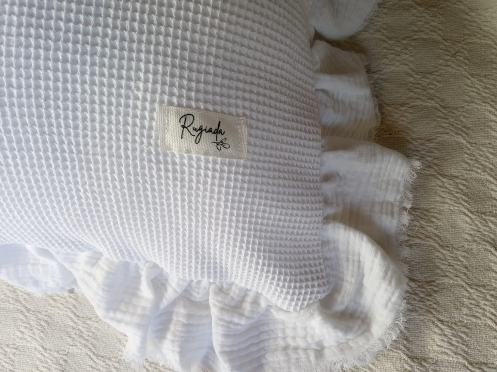 Funda de Almohadón Waffle con Volados color Blanco 40 x 40 - Con Relleno - Rugiada