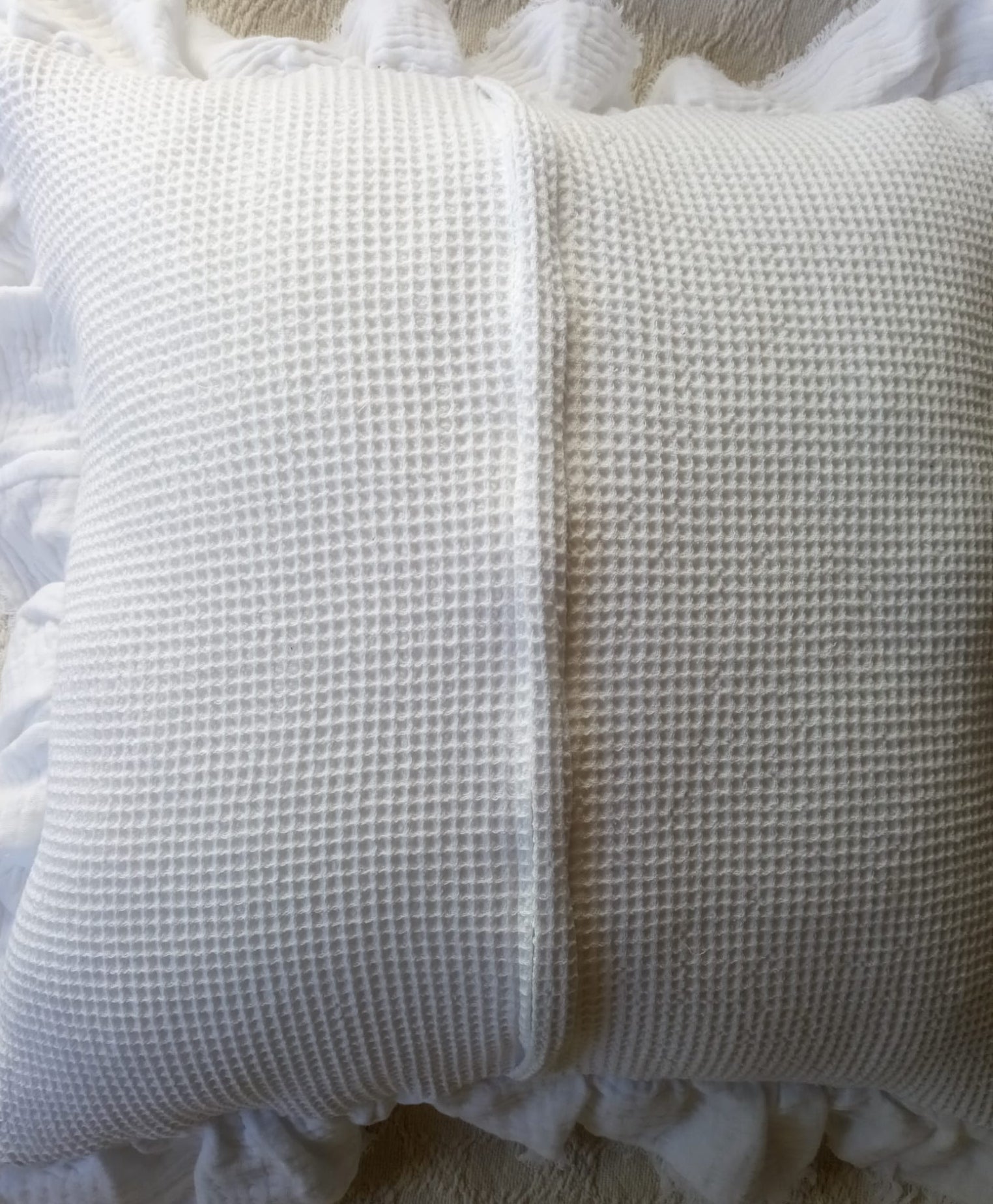 Funda de Almohadón Waffle con Volados color Blanco 40 x 40 - Con Relleno - Rugiada