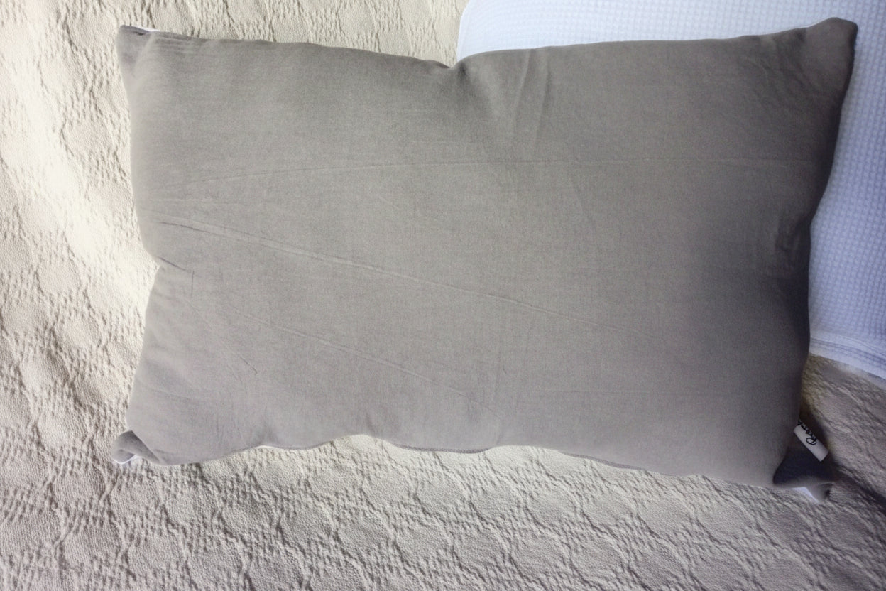 Funda de almohadon en tusor gris y blanco