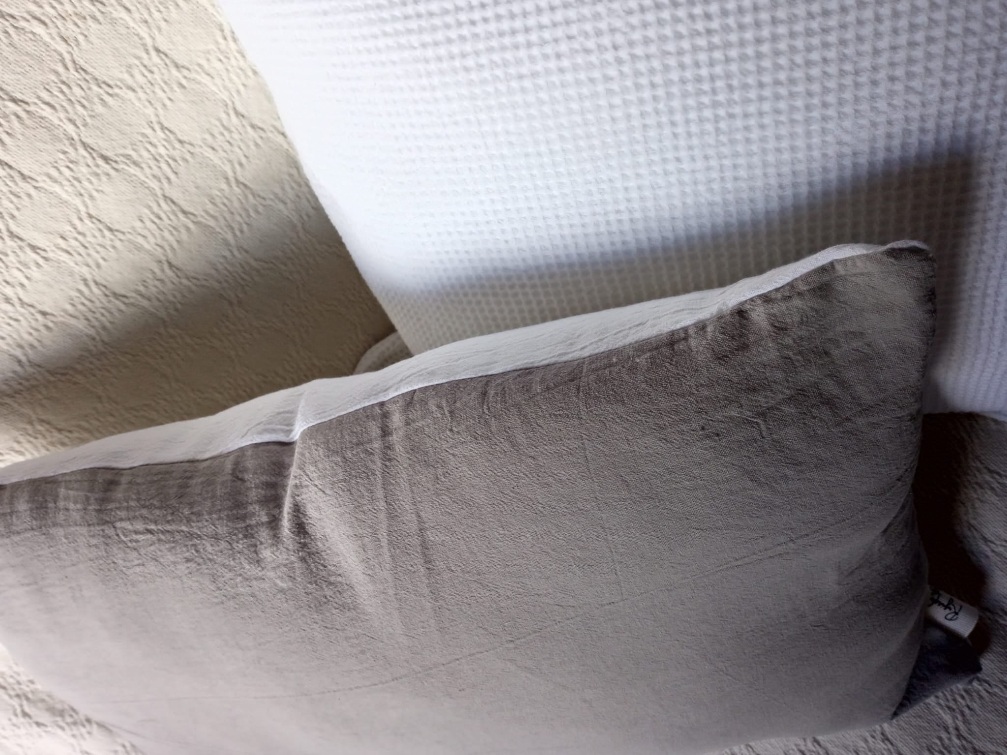 Funda de almohadon en tusor gris y blanco