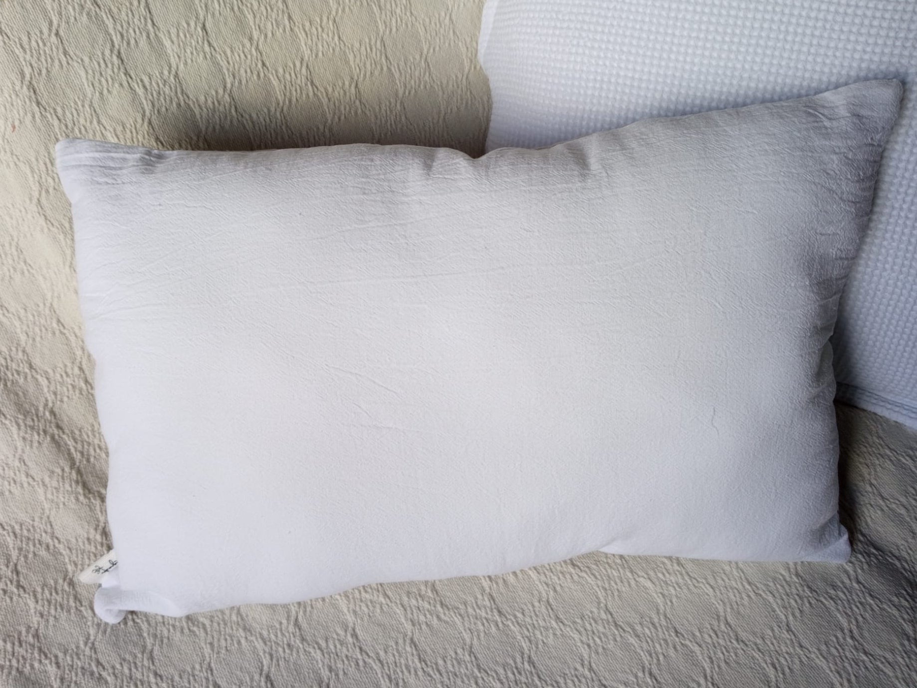 Funda de almohadon en tusor gris y blanco