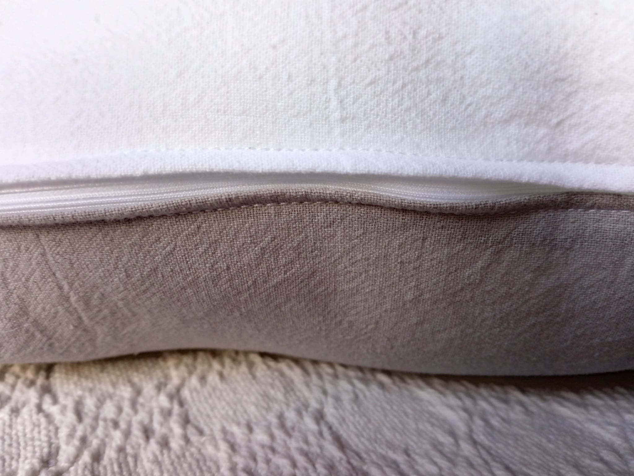 Funda de almohadon en tusor gris y blanco