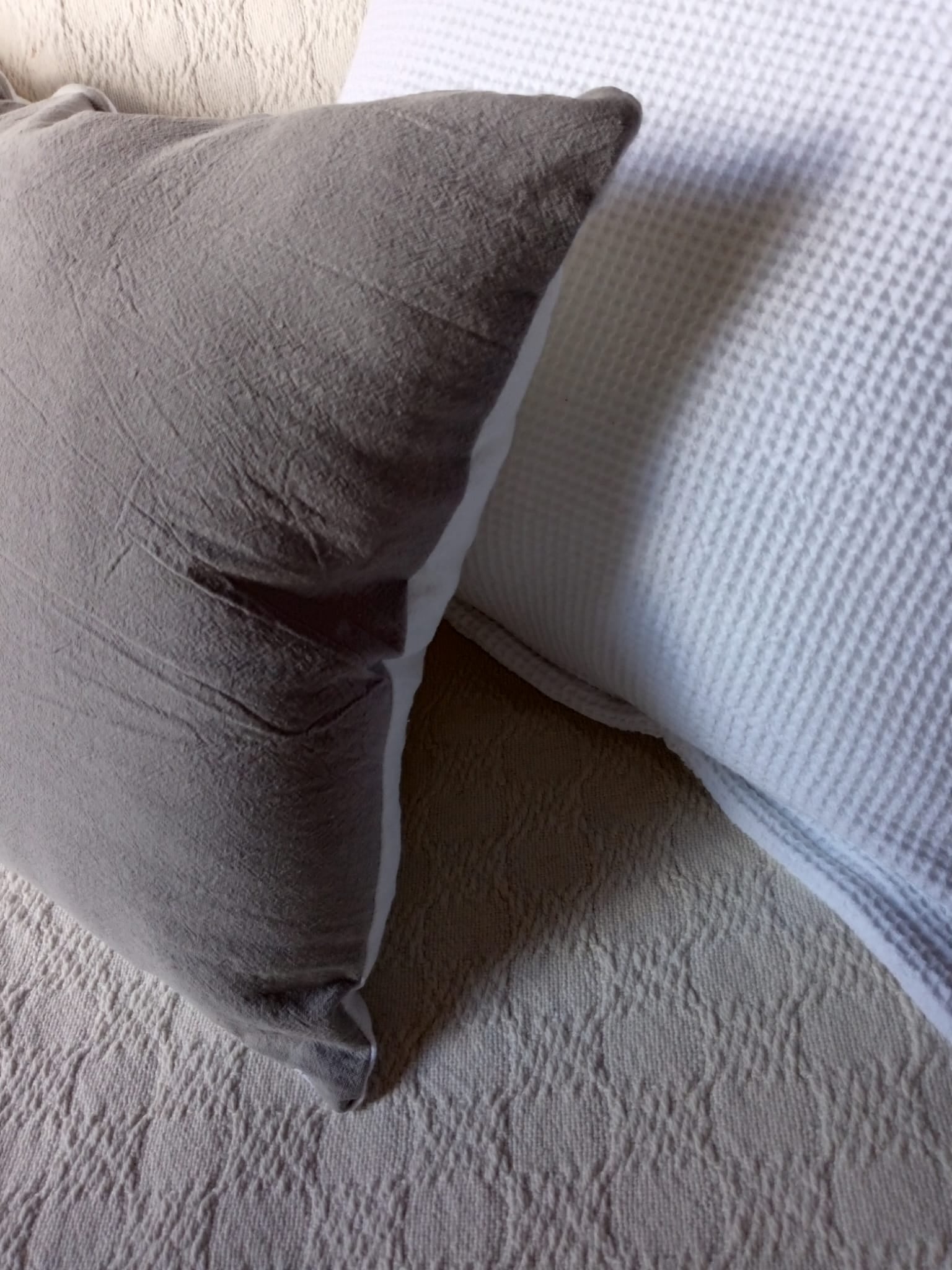 Funda de almohadon en tusor gris y blanco