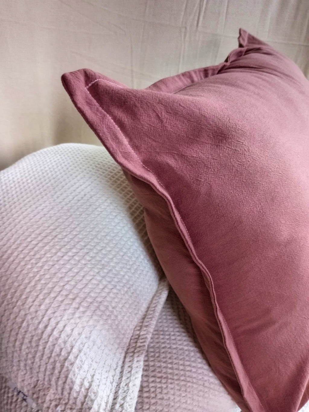 Pack Textil 5 Almohadones + Pie De Cama Rugiada