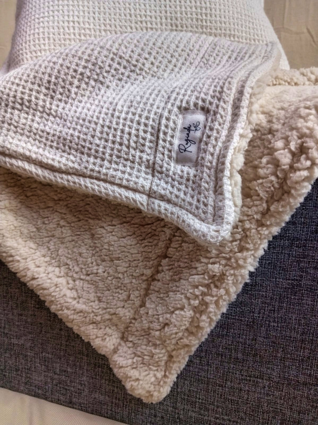 Pack Textil 5 Almohadones + Pie De Cama Rugiada