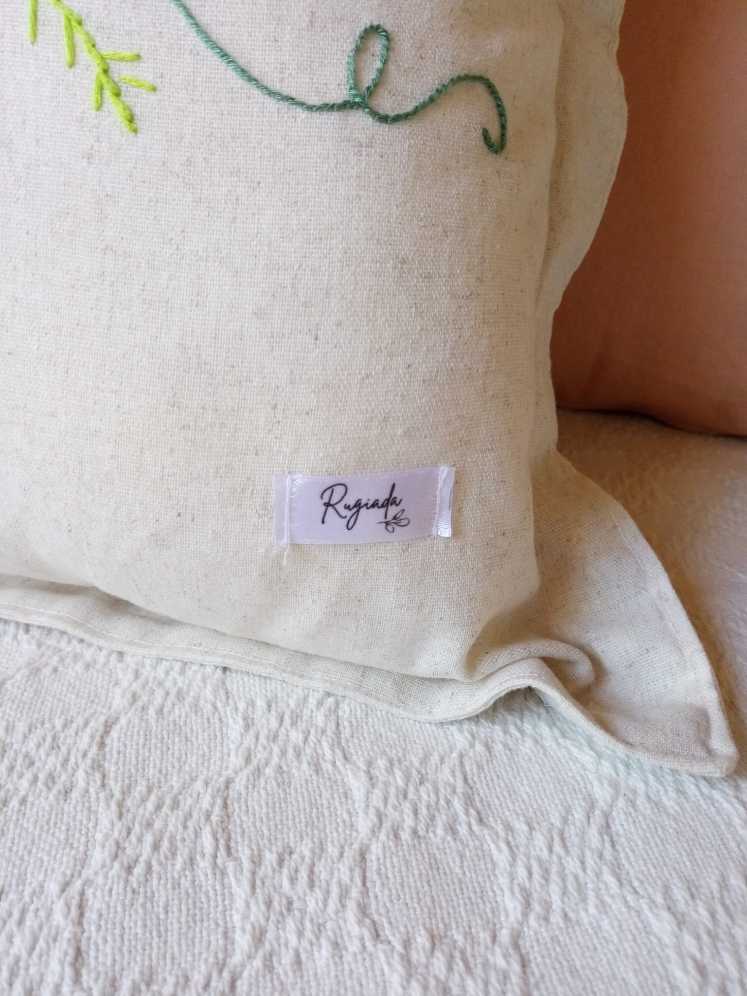 Funda Almohadón 40 X 40 Lino Viscosa Arena Bordado A Mano C/ Bordes y Cierre - Rugiada