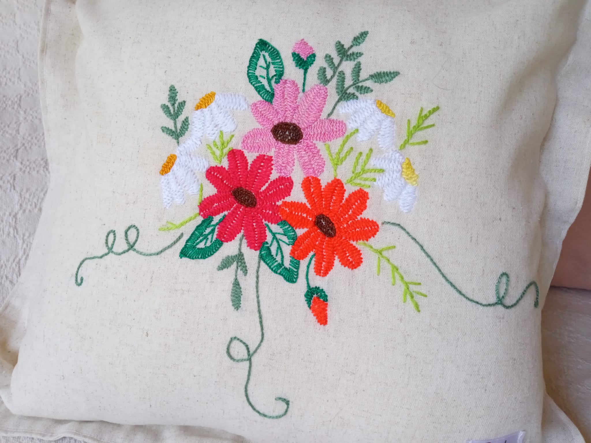 Funda Almohadón 40 X 40 Lino Viscosa Arena Bordado A Mano C/ Bordes y Cierre - Rugiada