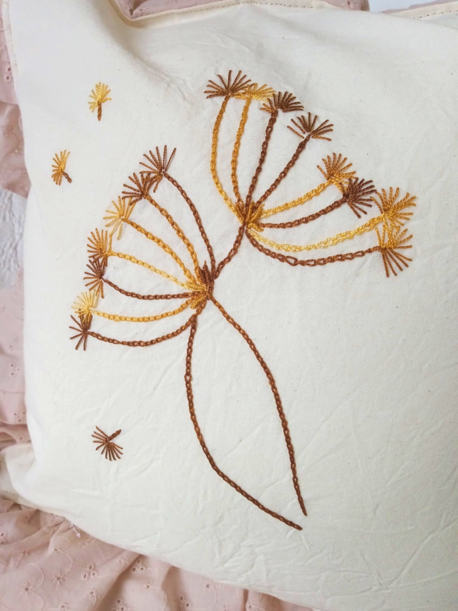 Almohadón Bordado Botánico con Volados Broderie Beige 40 x 40 cm + Relleno! Rugiada Textil