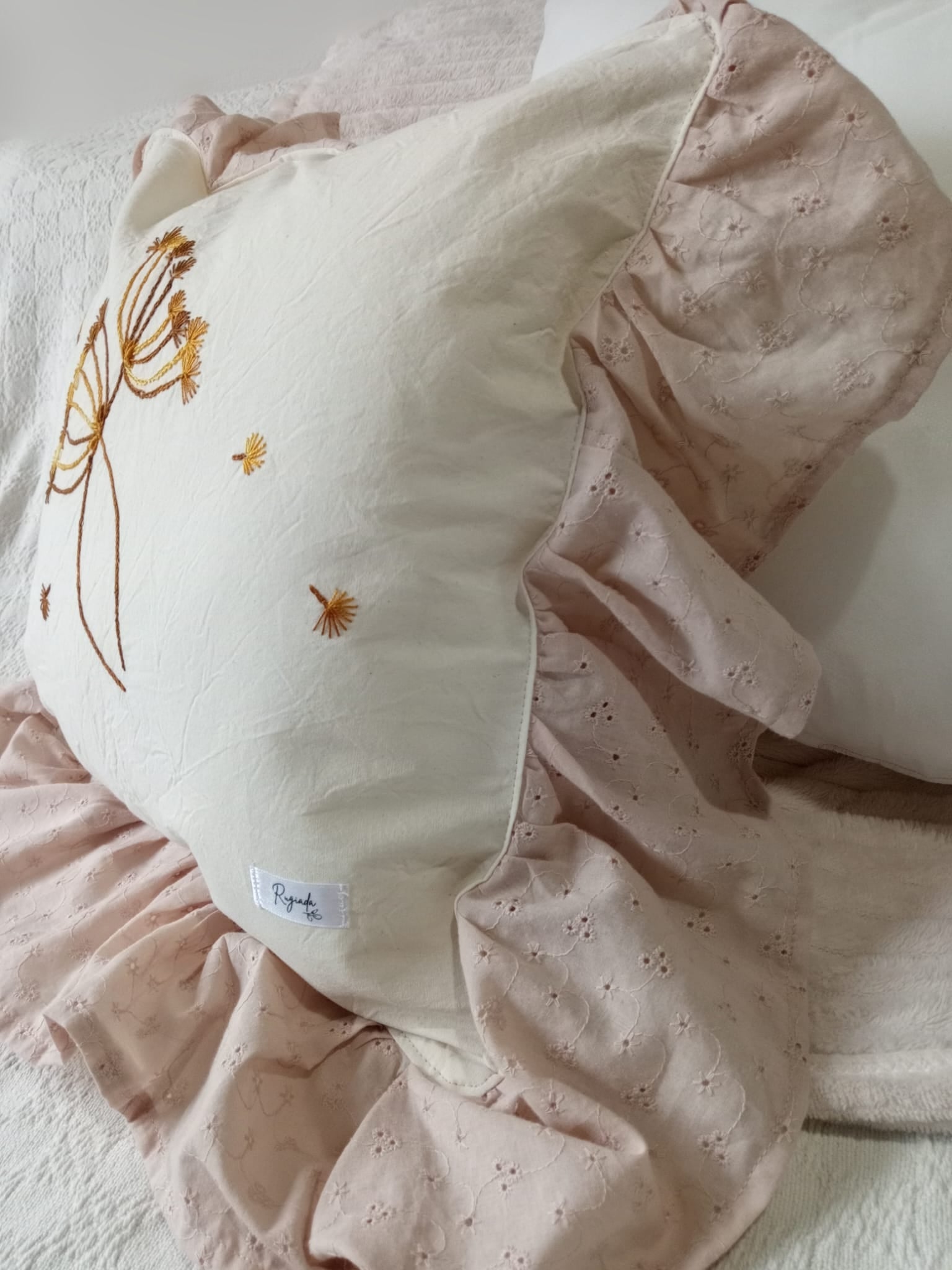 Almohadon bordado botanico con volados