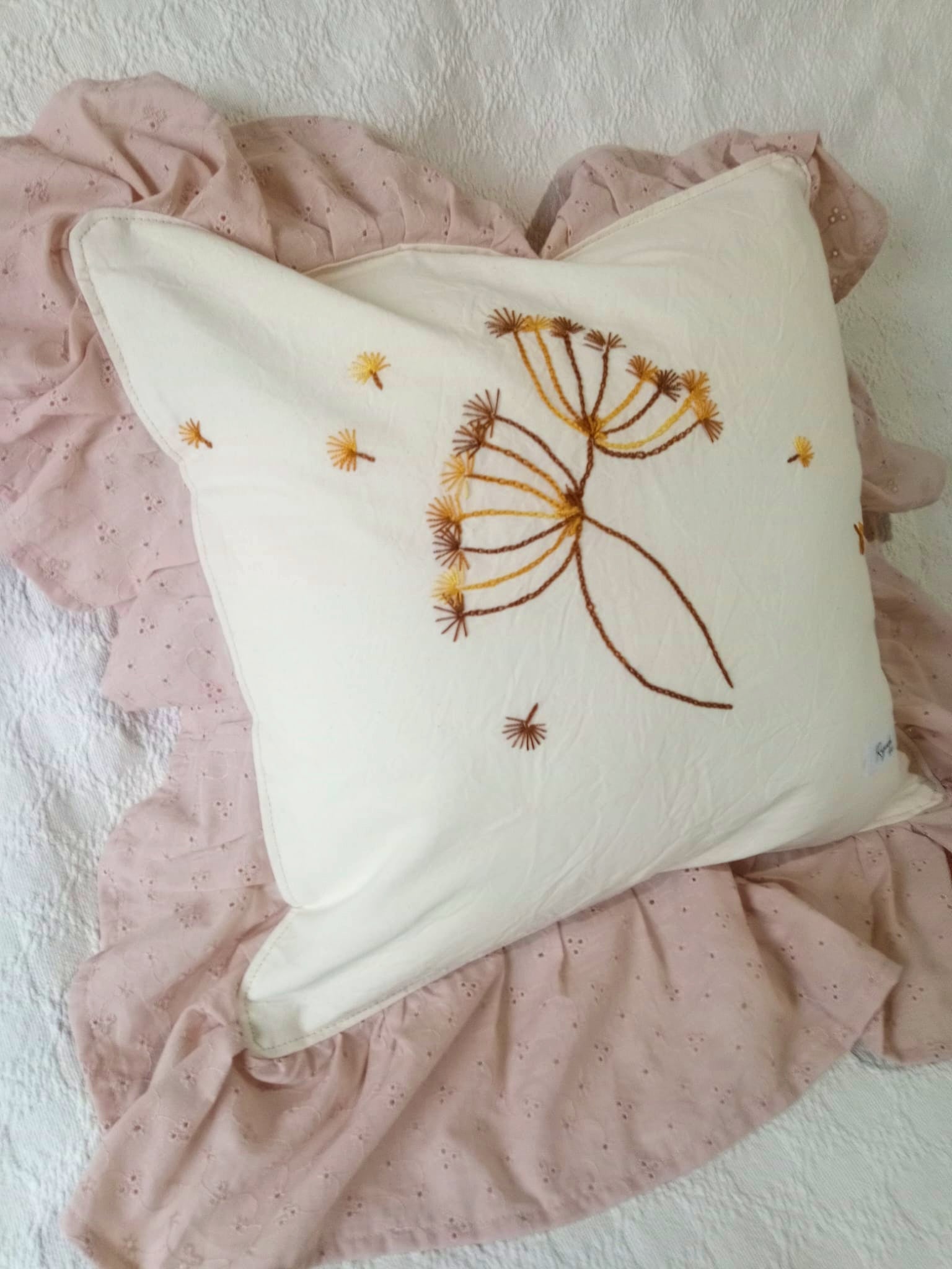 Almohadon bordado botanico con volados