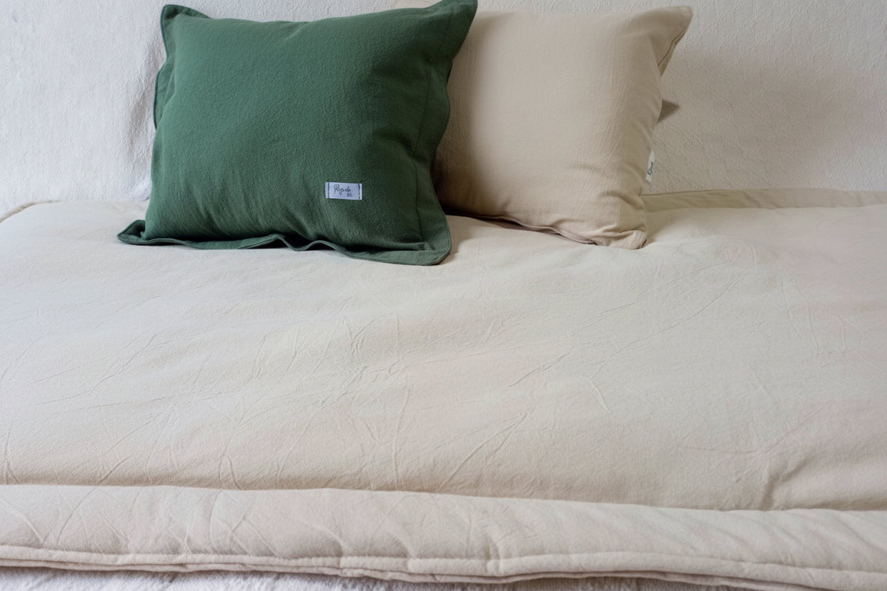 Pillow pie de cama cubre sofa beige Rugiada Textil