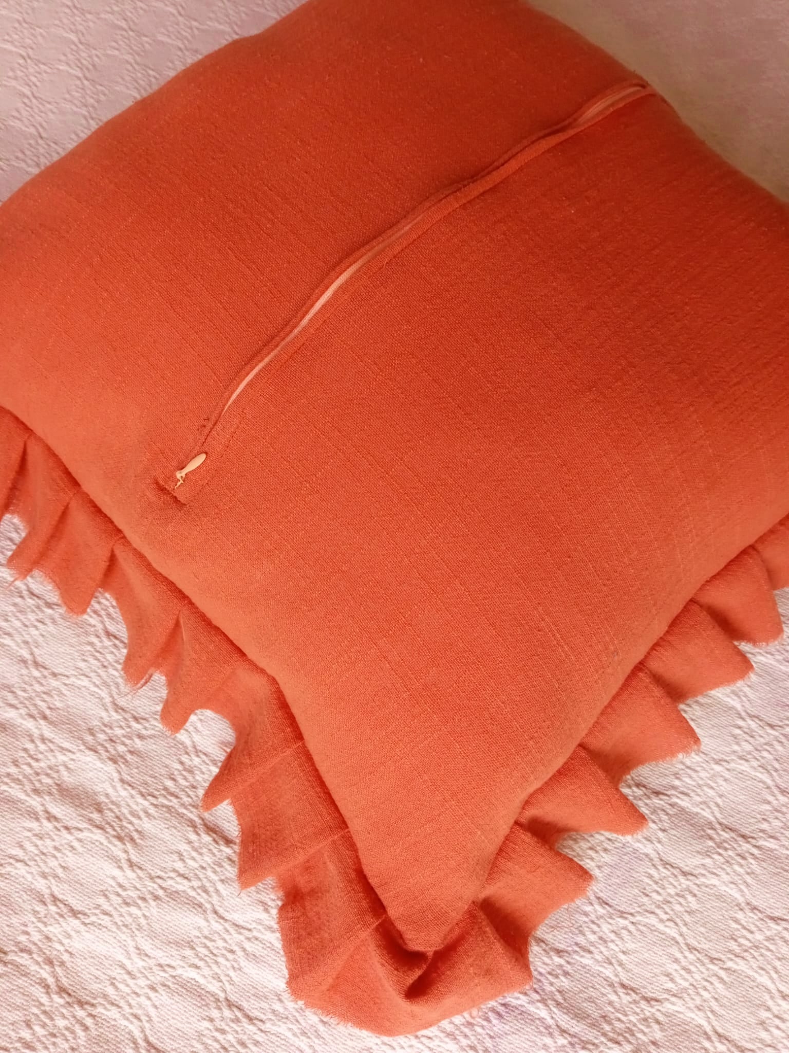 Funda de Almohadón color Ladrillo. Con Volados 40 x 40 cm Rugiada