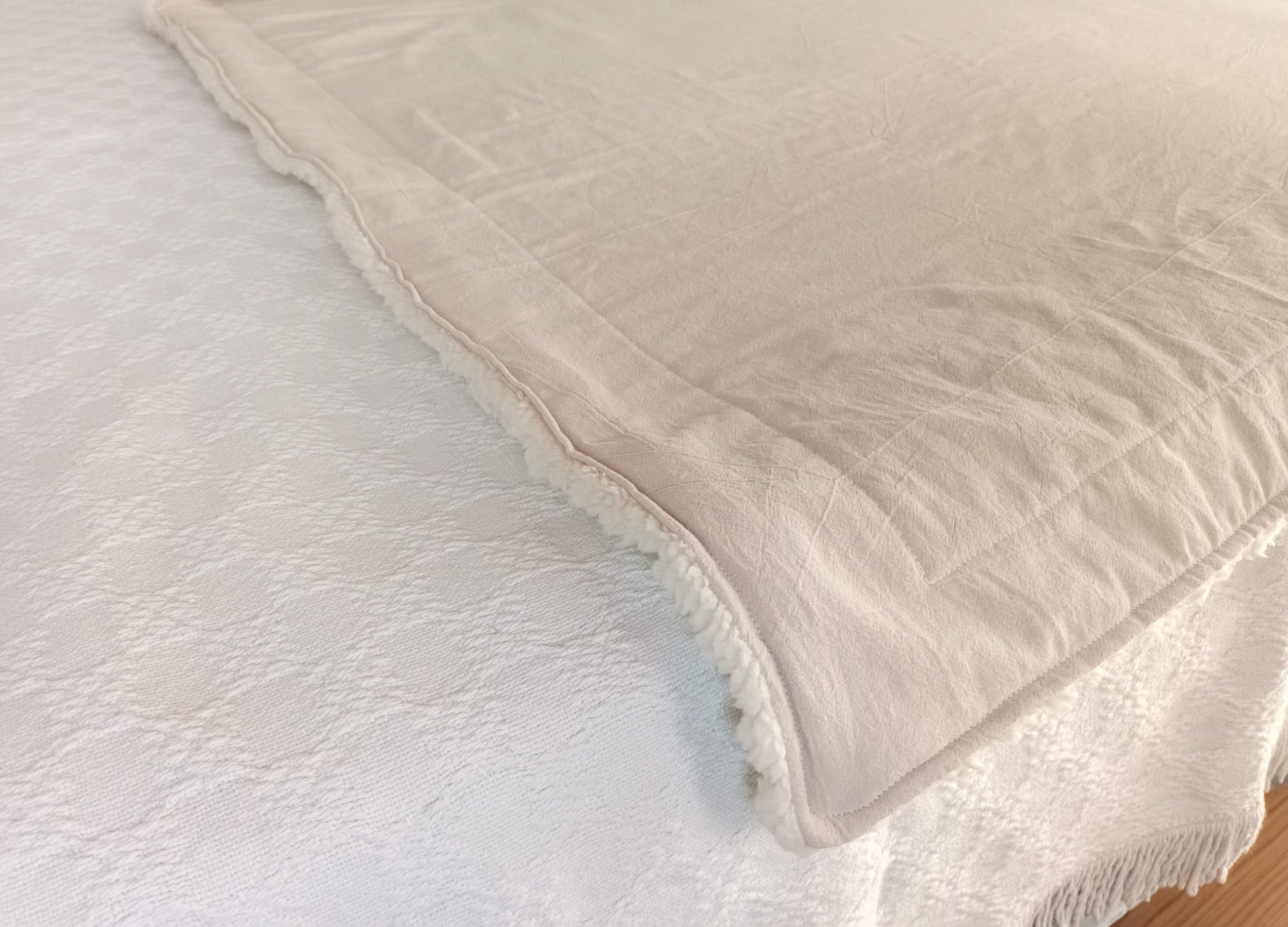 pie de cama throw manta de sherpa y tusor beige Rugiada