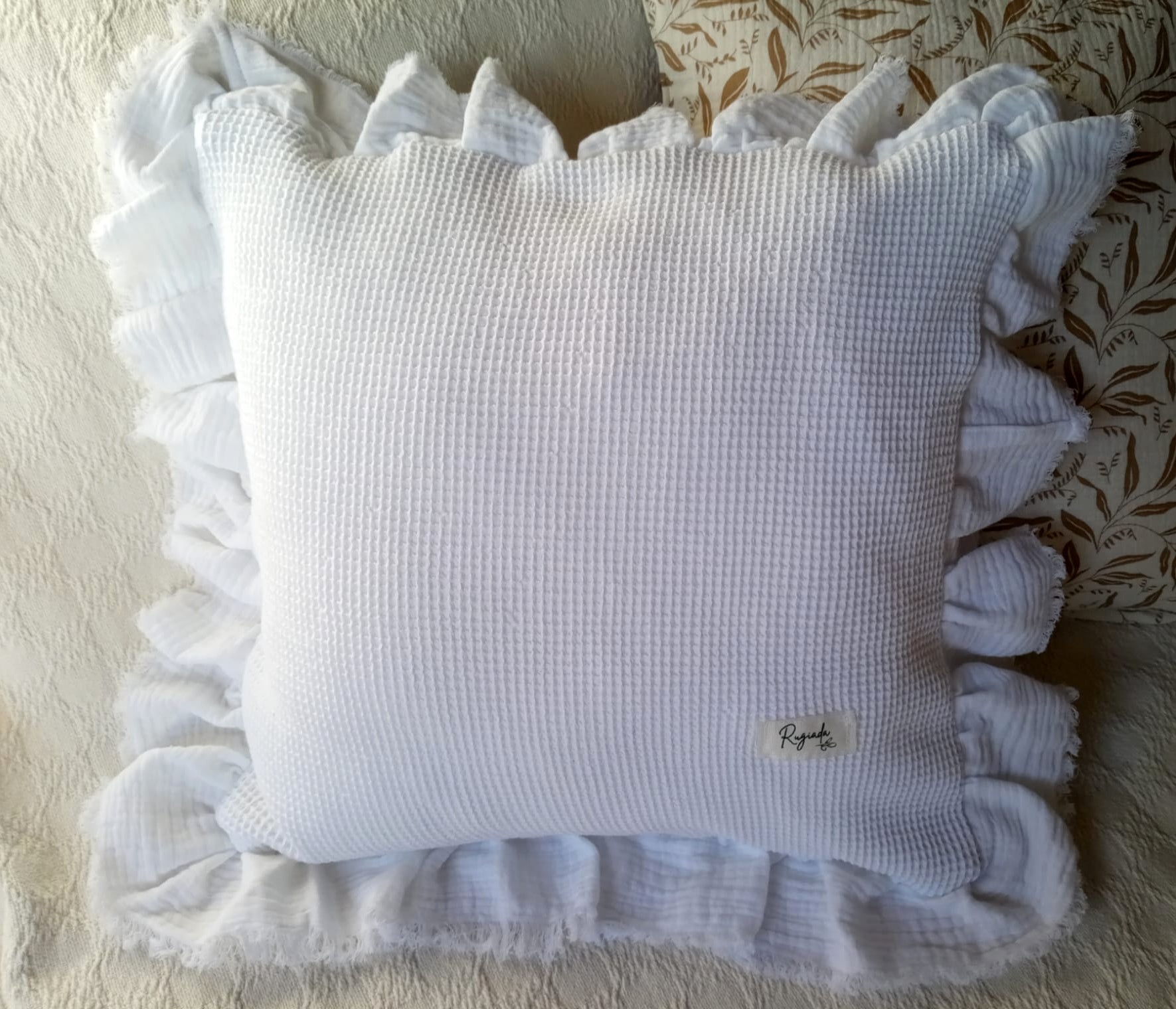 Funda de Almohadón Waffle con Volados color Blanco 40 x 40 - Con Relleno - Rugiada