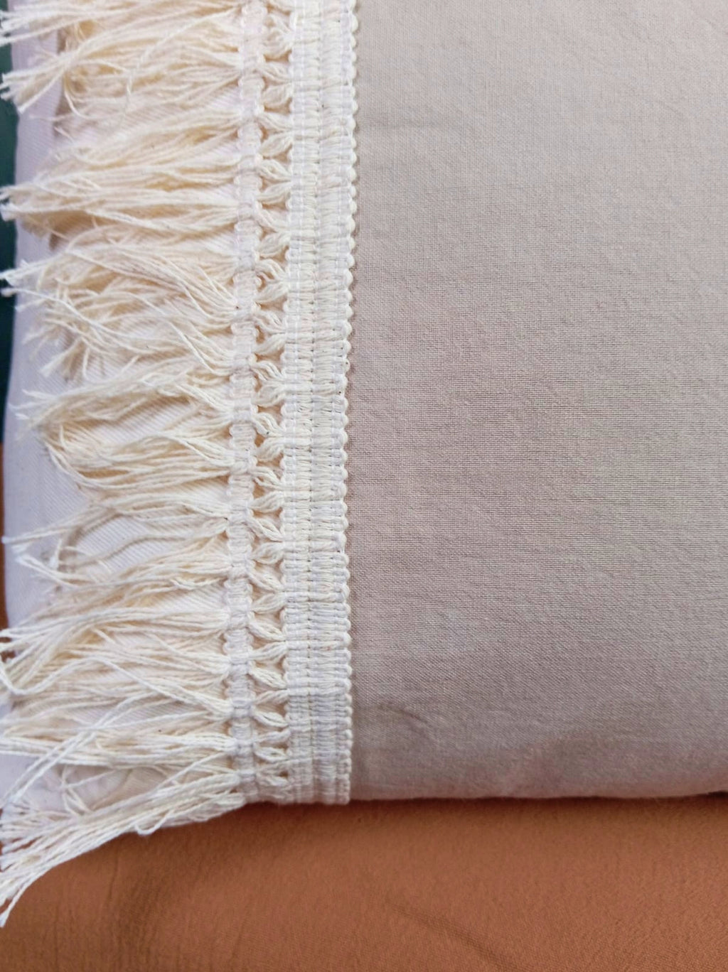 almohadon boho flecos beige Rugiada