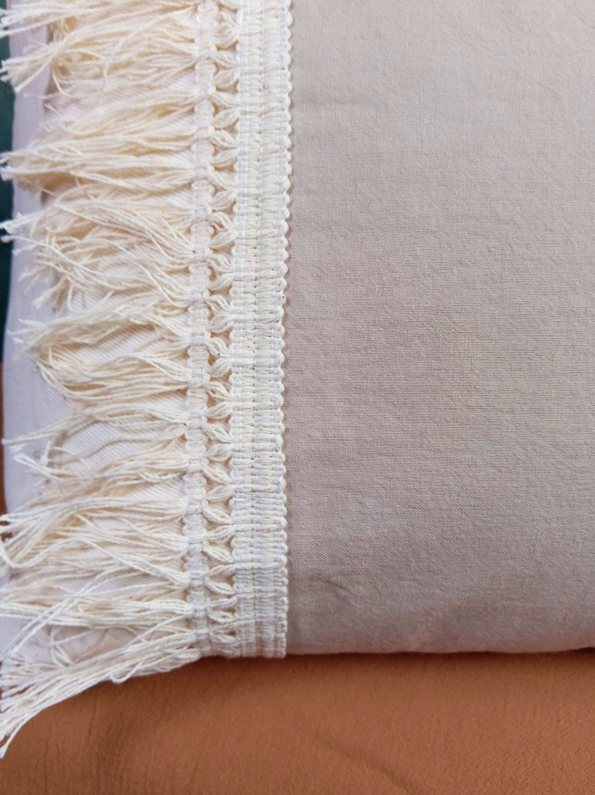 almohadon boho flecos beige Rugiada