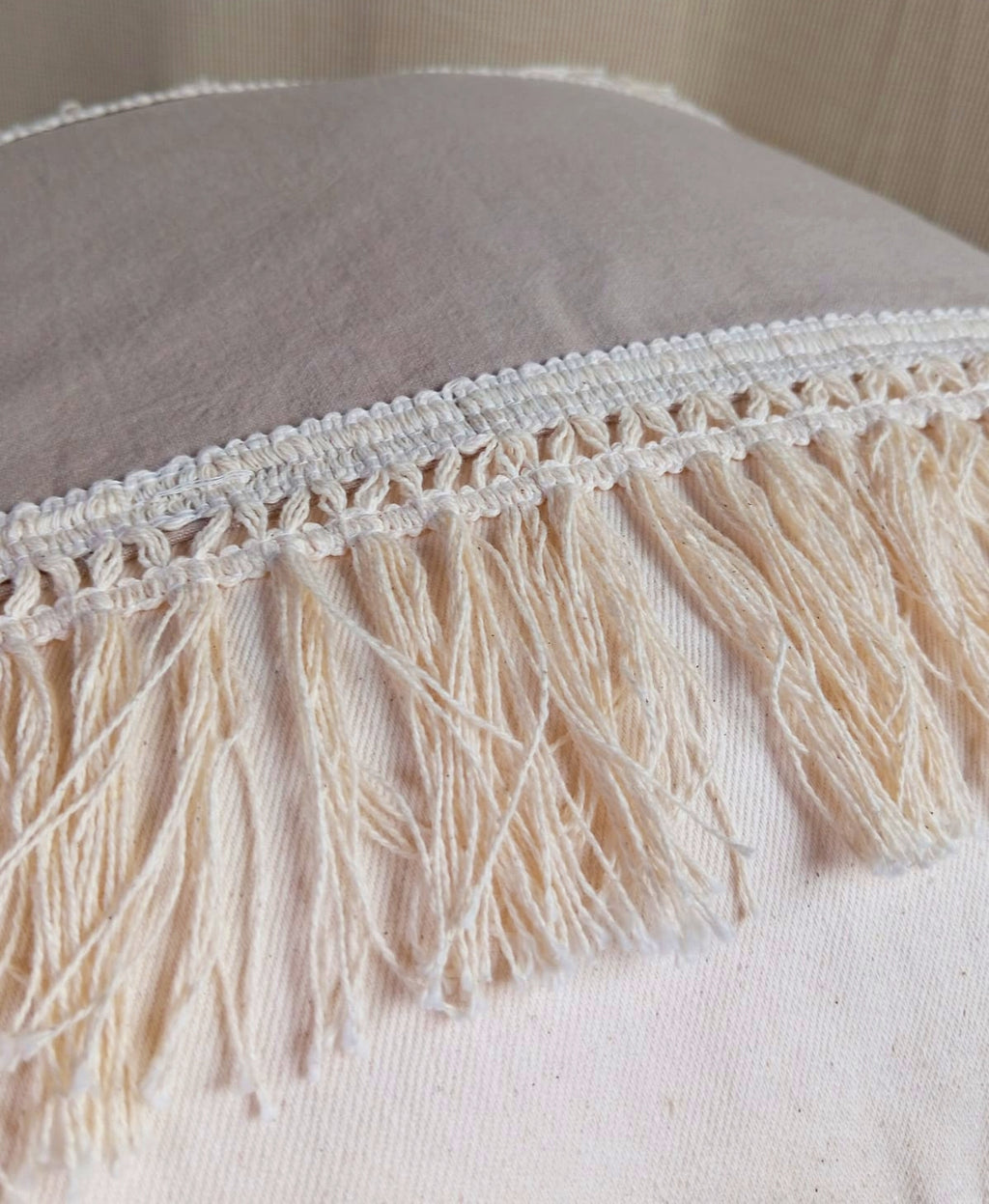almohadon boho flecos beige Rugiada