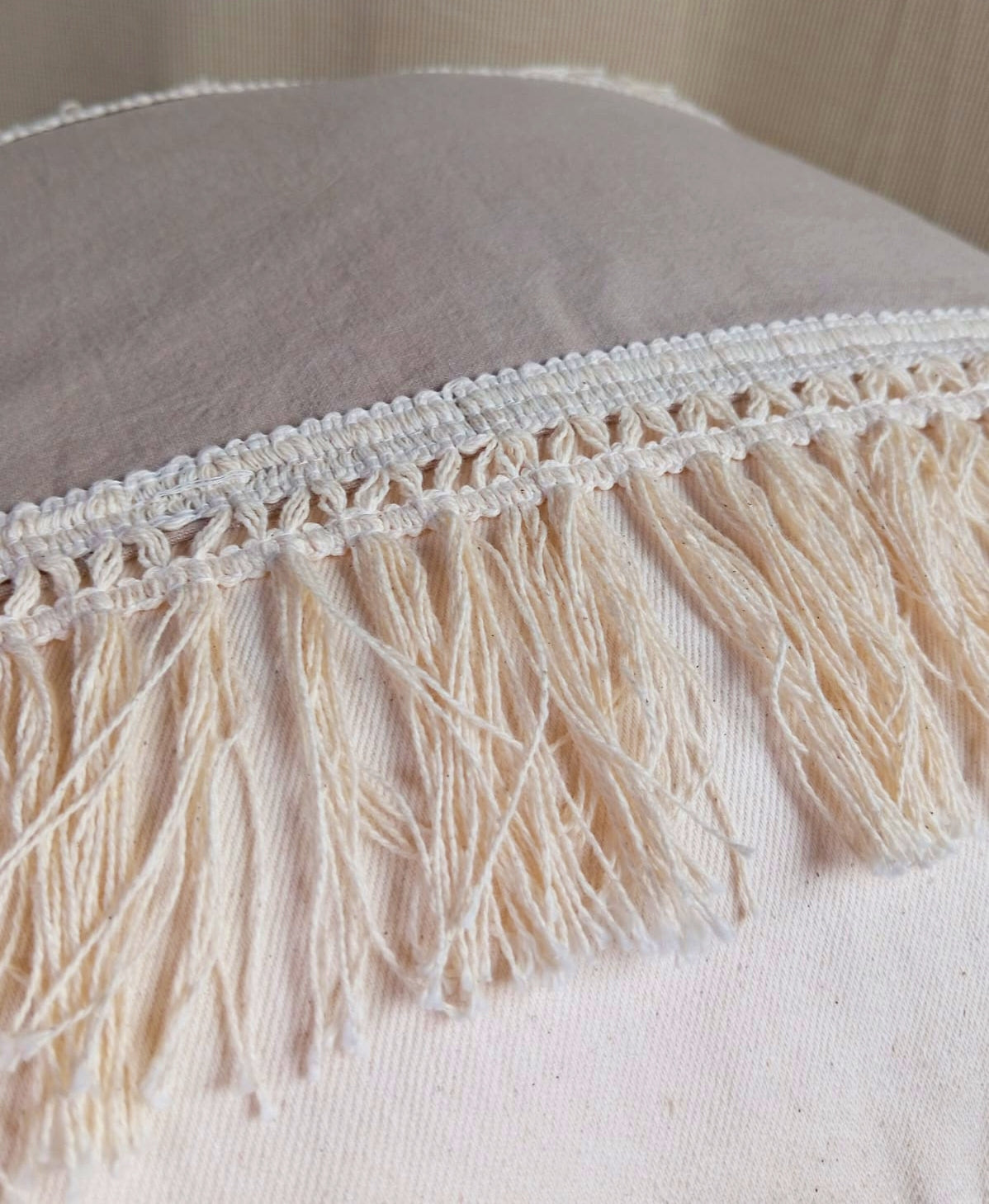 almohadon boho flecos beige Rugiada