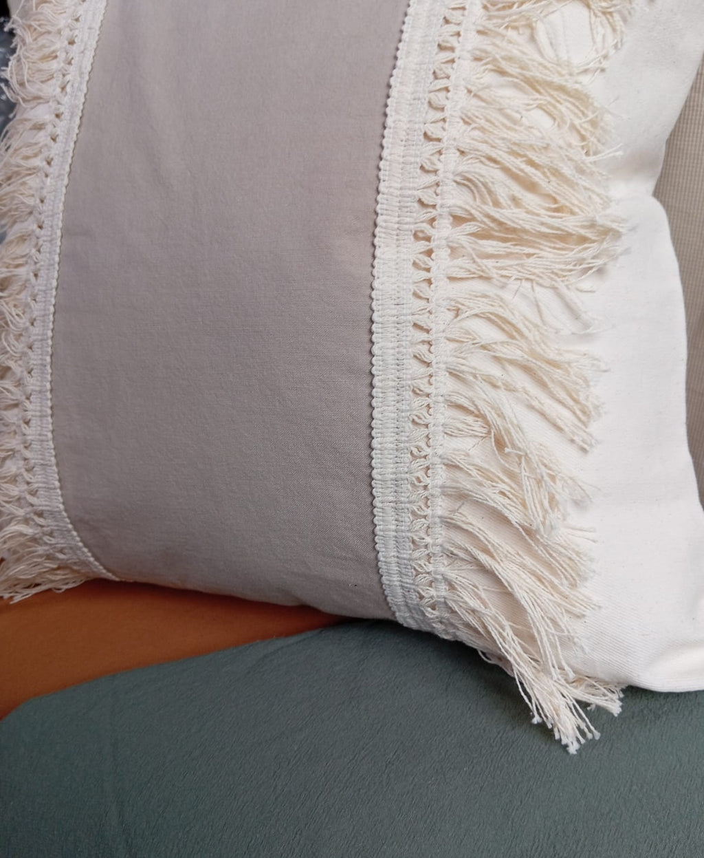 almohadon boho flecos beige Rugiada