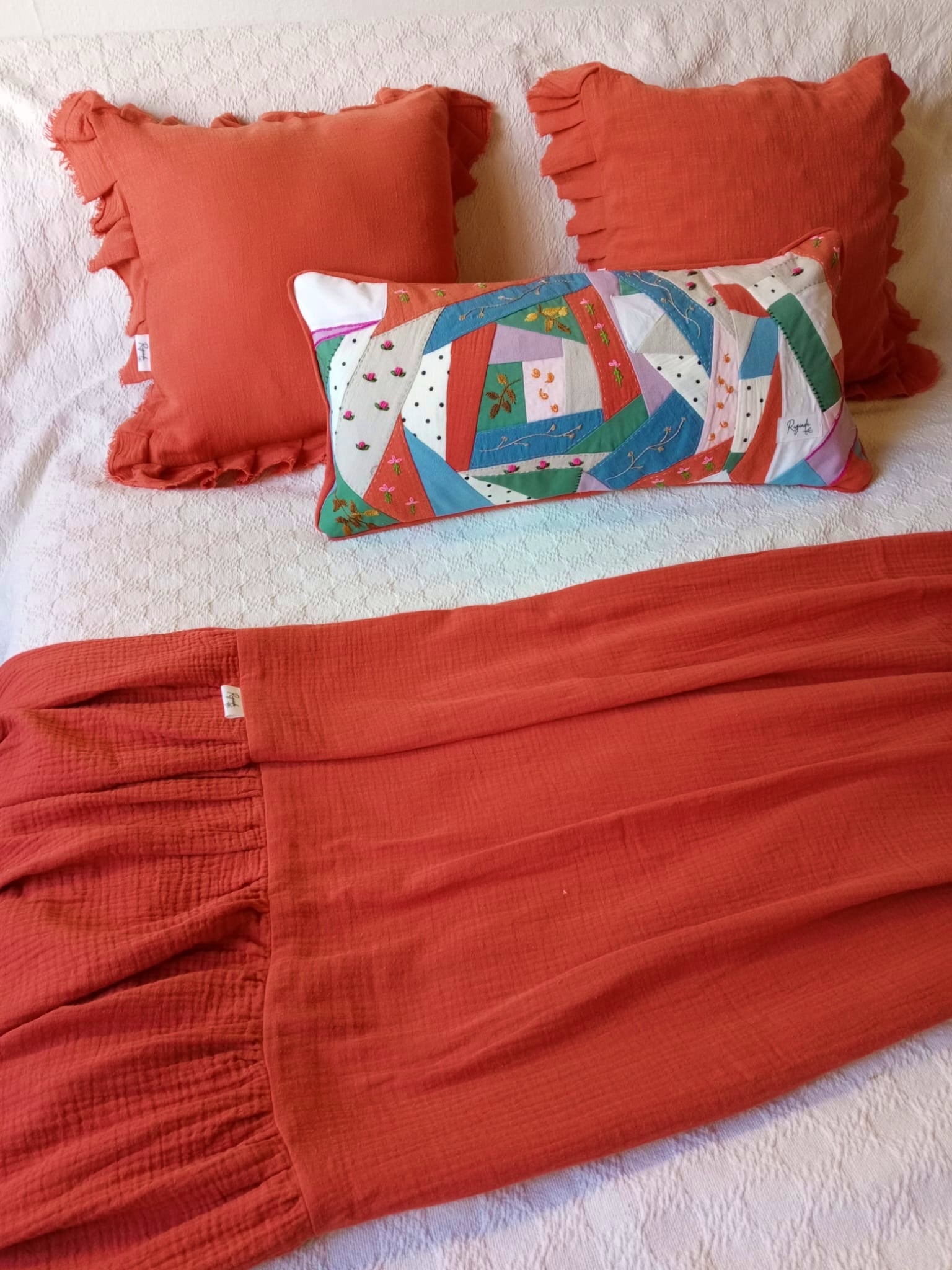 almohadon ladrillo algodón y pie de cama muselina