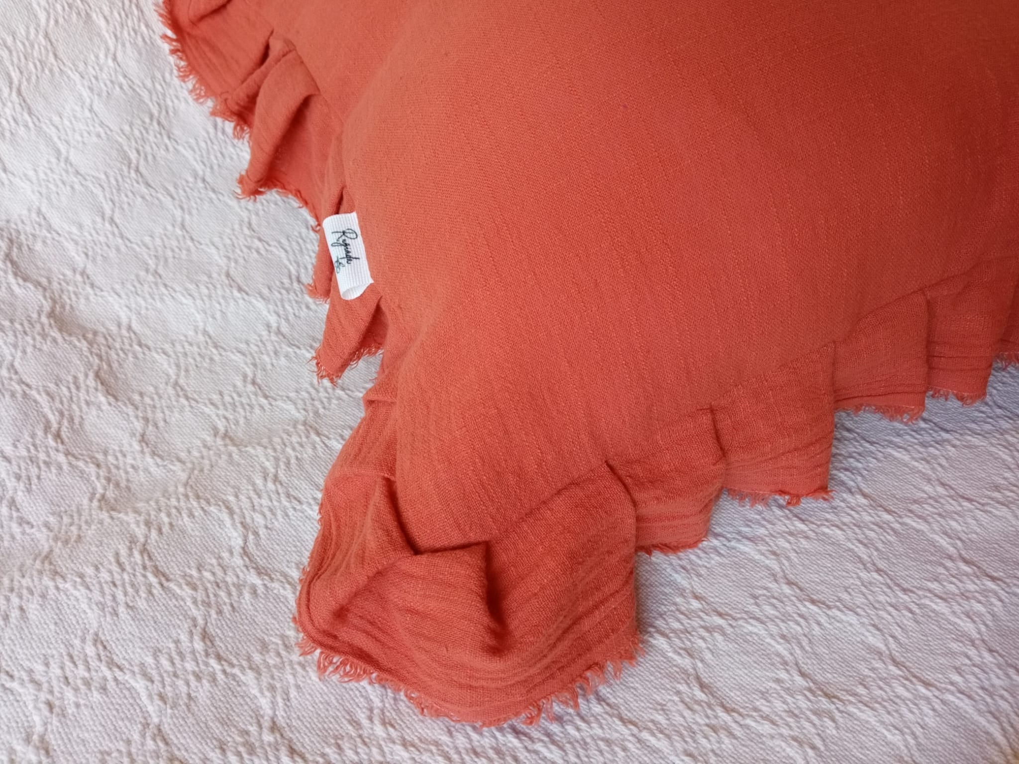 almohadon ladrillo algodón y pie de cama muselina