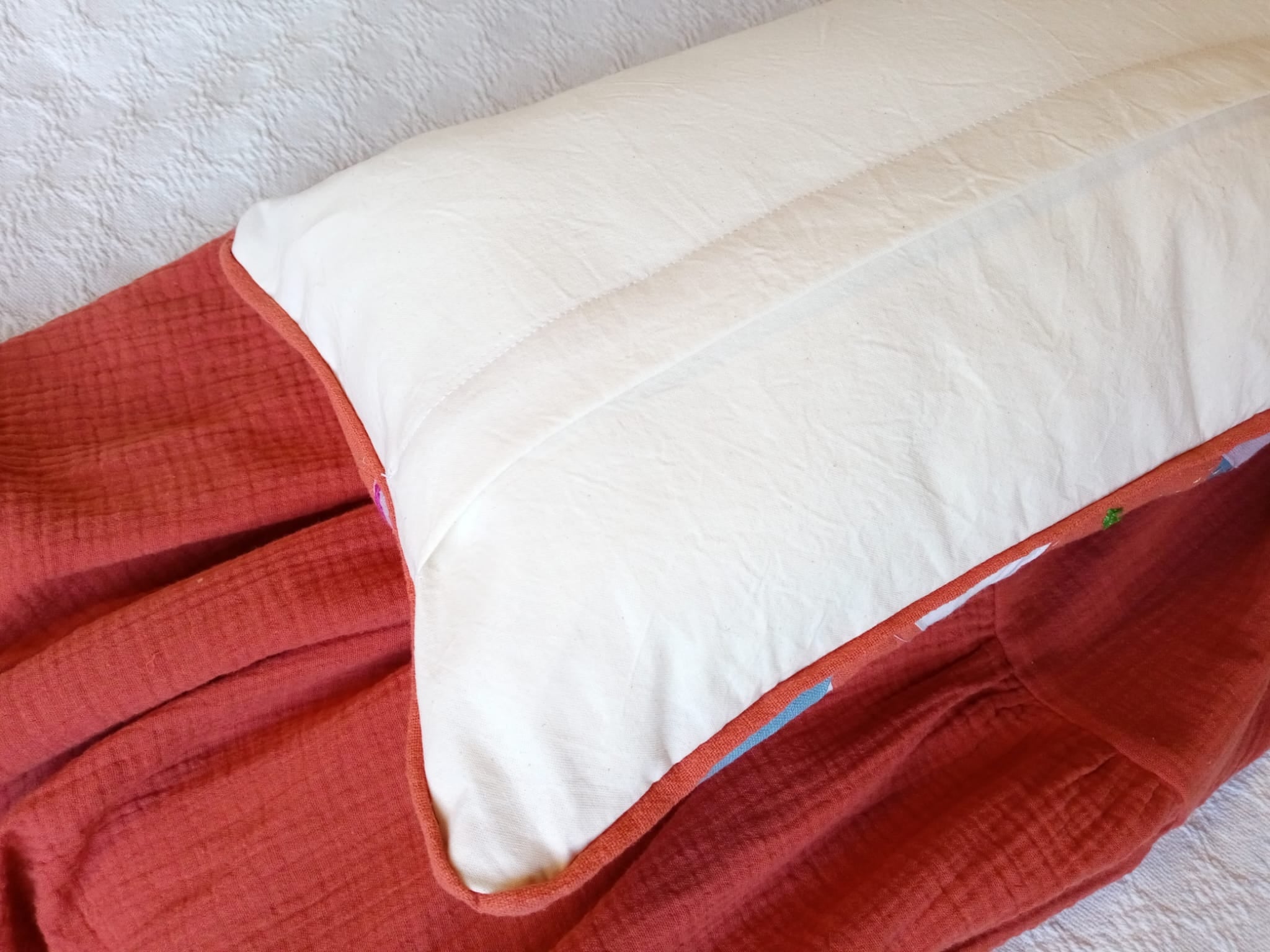 almohadon ladrillo algodón y pie de cama muselina