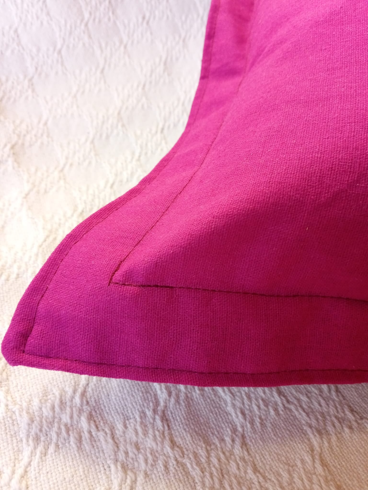 Almohadon y pie de cama lino y muselina fucsia marfil Rugiada