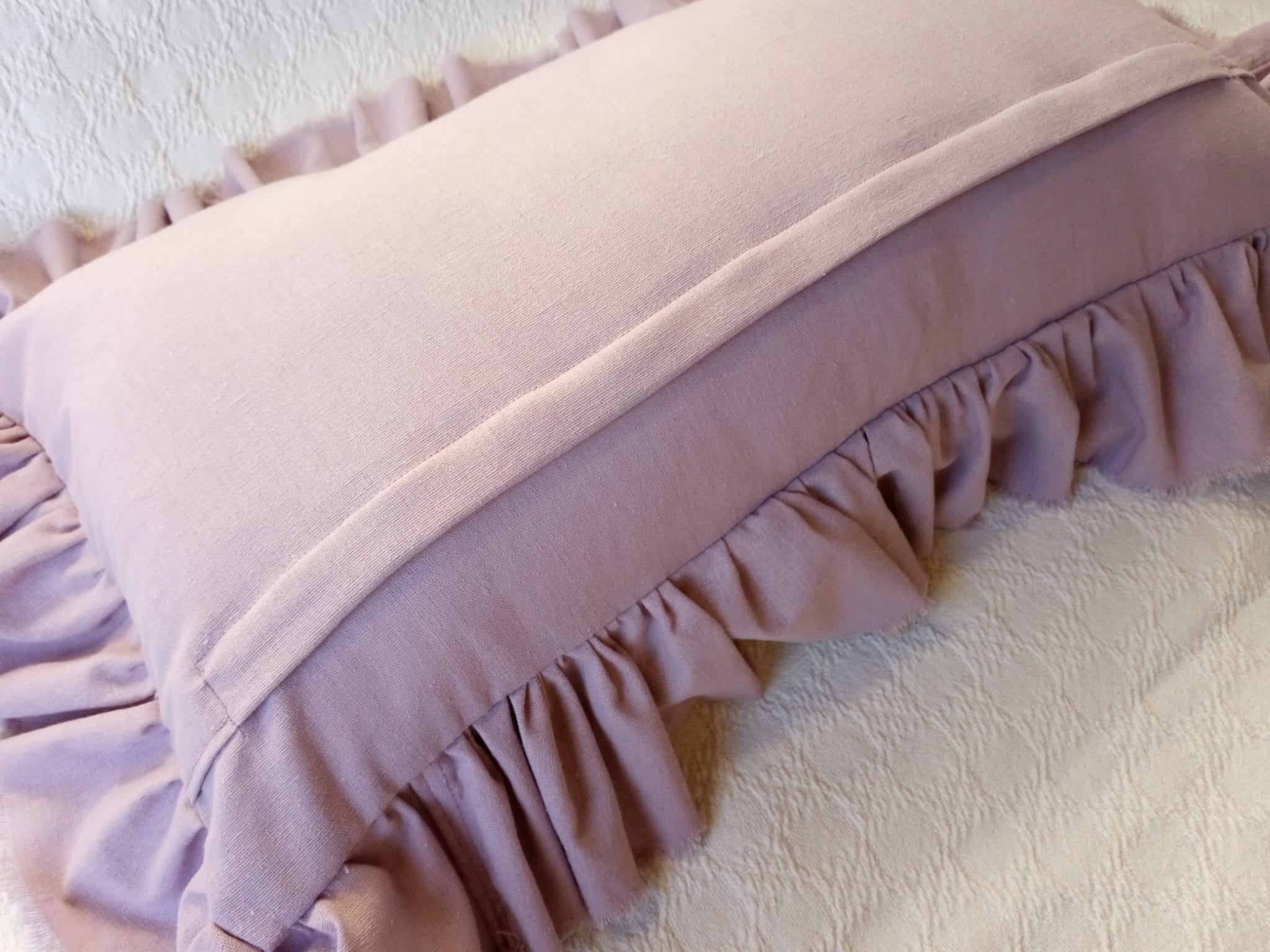 Almohadon y pie de cama lino y muselina fucsia marfil Rugiada