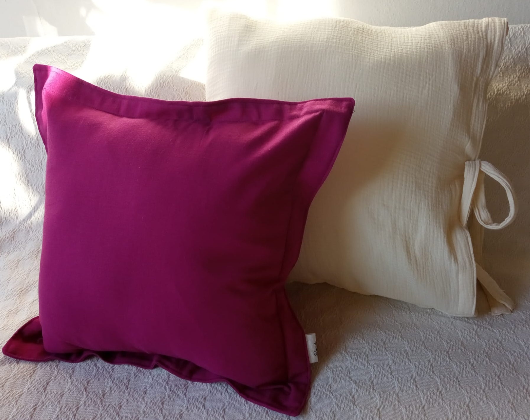 Almohadon y pie de cama lino y muselina fucsia marfil Rugiada