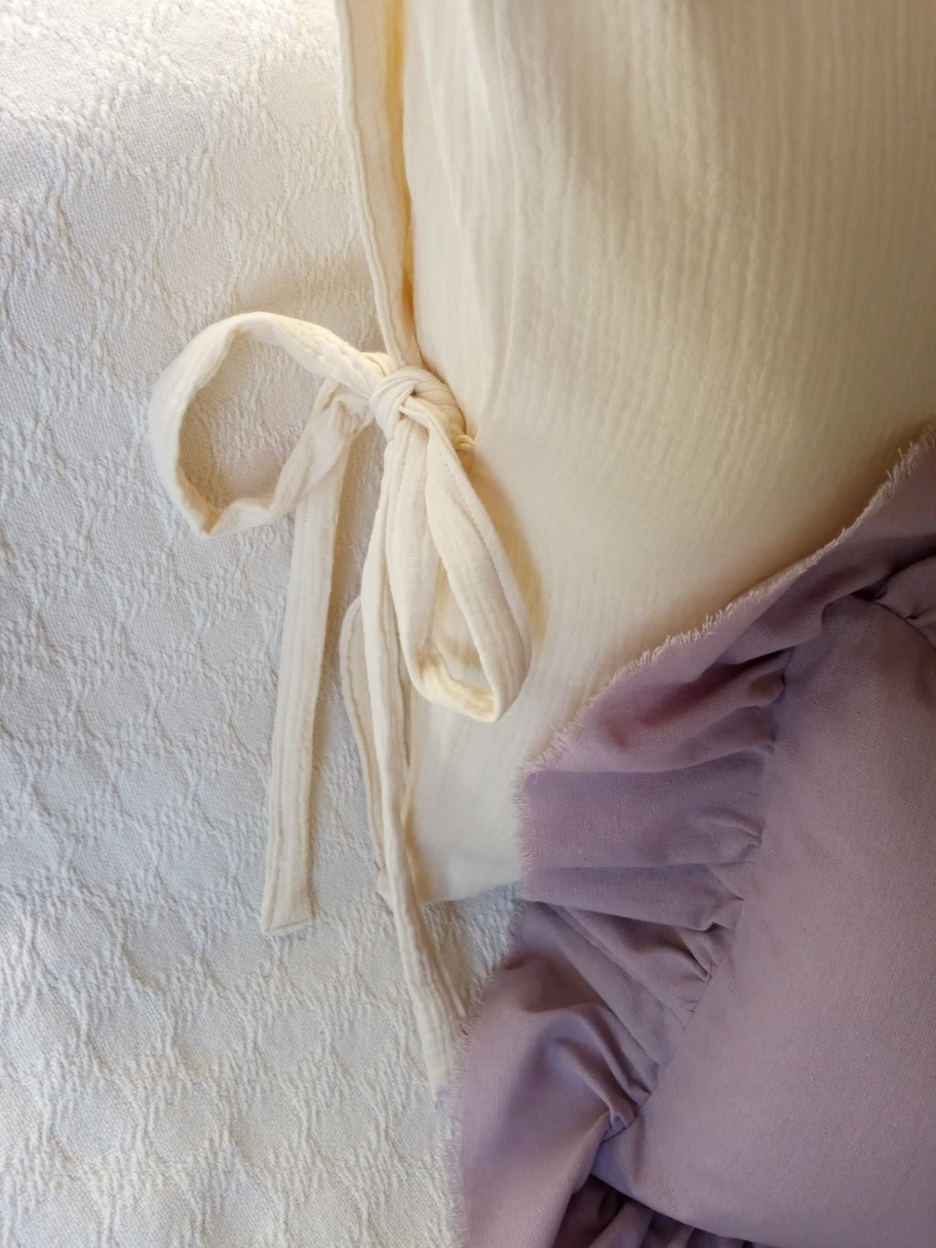 Almohadon y pie de cama lino y muselina fucsia marfil Rugiada