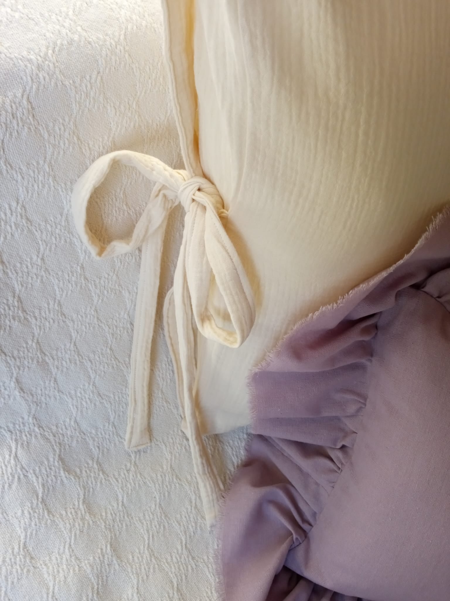Almohadon y pie de cama lino y muselina fucsia marfil Rugiada