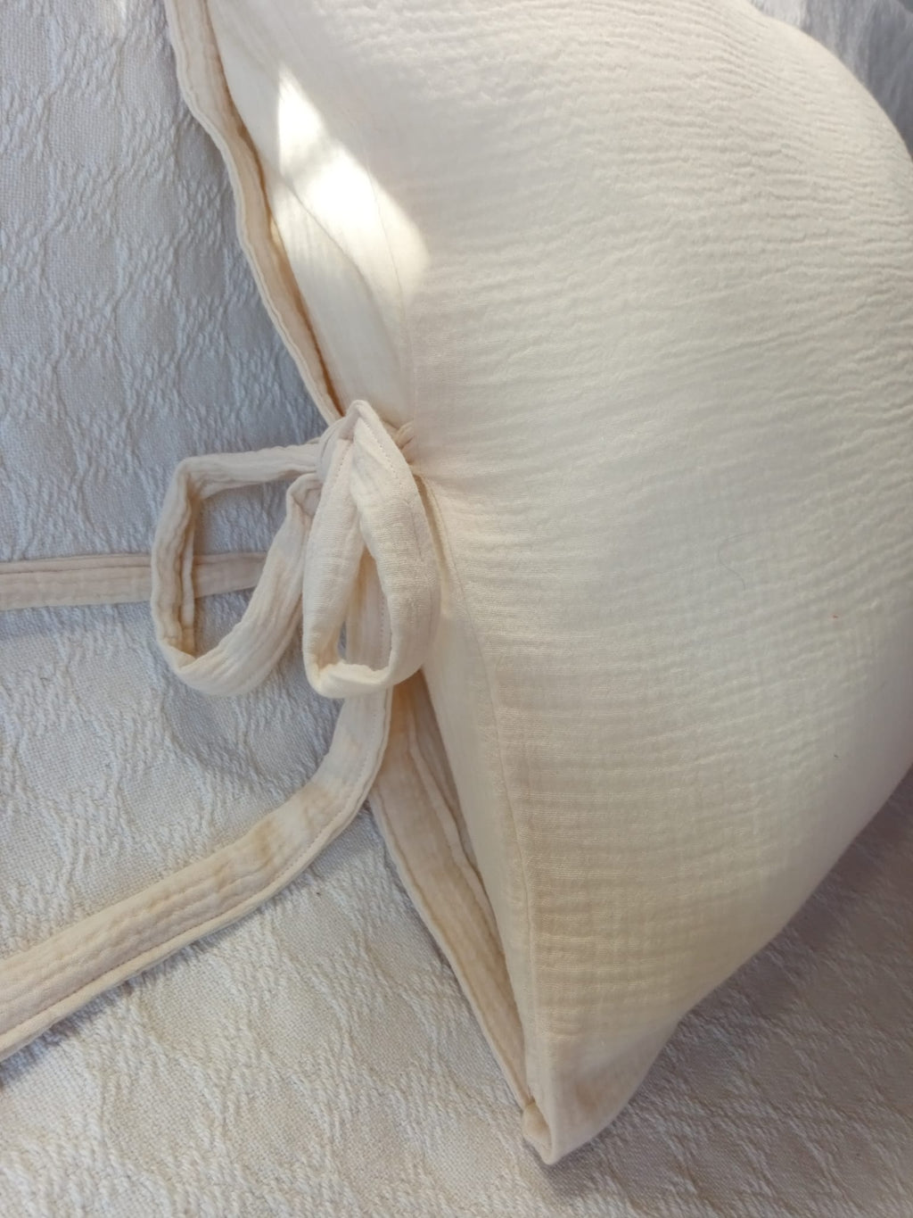 Almohadon y pie de cama lino y muselina fucsia marfil Rugiada