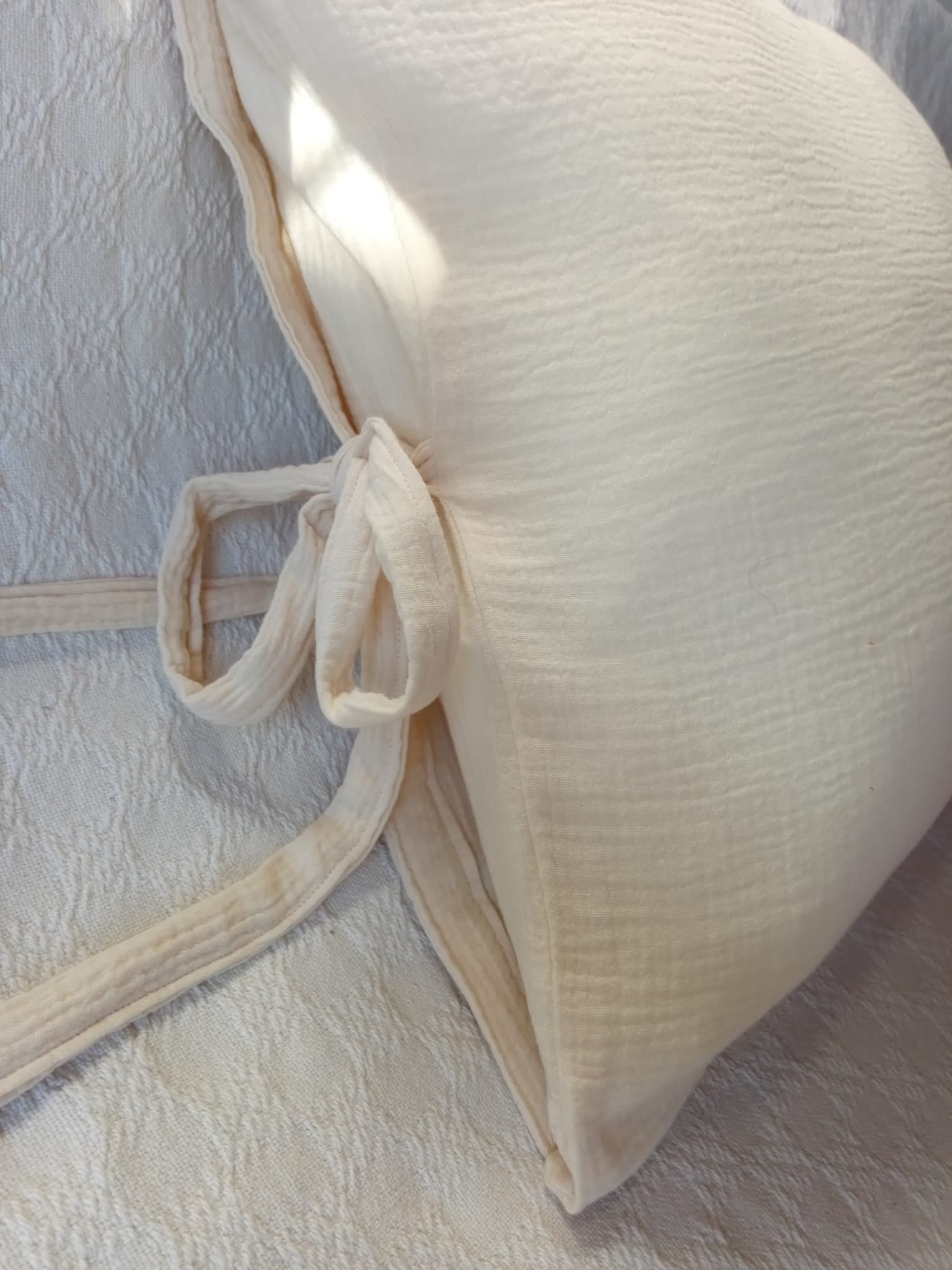Almohadon y pie de cama lino y muselina fucsia marfil Rugiada