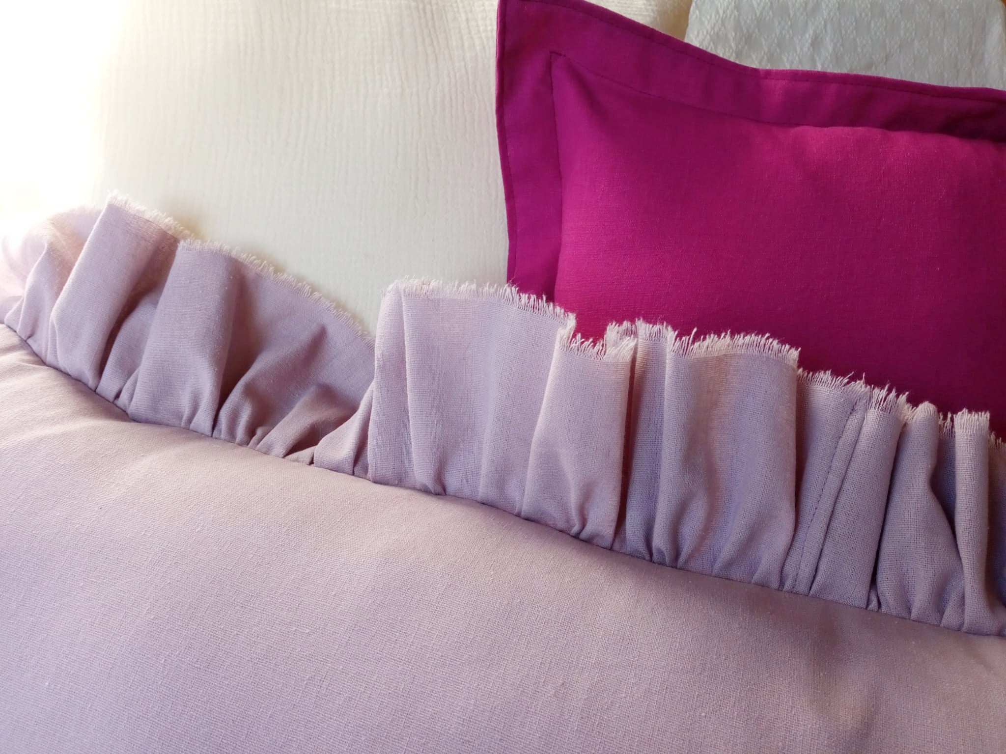 Almohadon y pie de cama lino y muselina fucsia marfil Rugiada