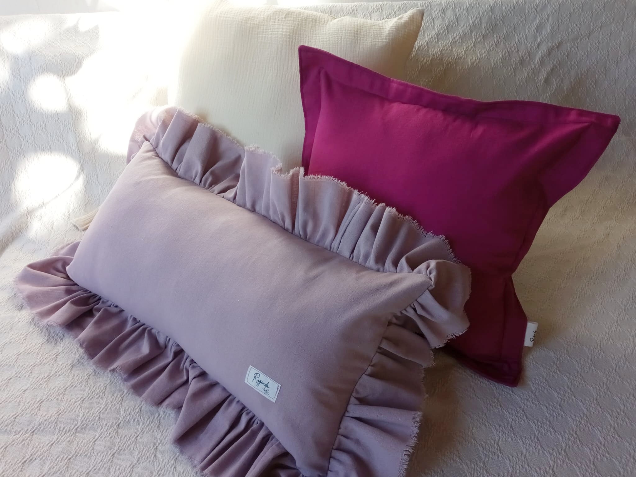 Almohadon y pie de cama lino y muselina fucsia marfil Rugiada