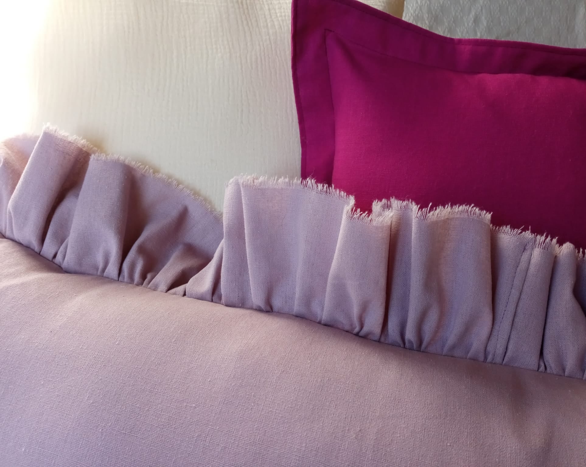 Almohadon y pie de cama lino y muselina fucsia marfil Rugiada
